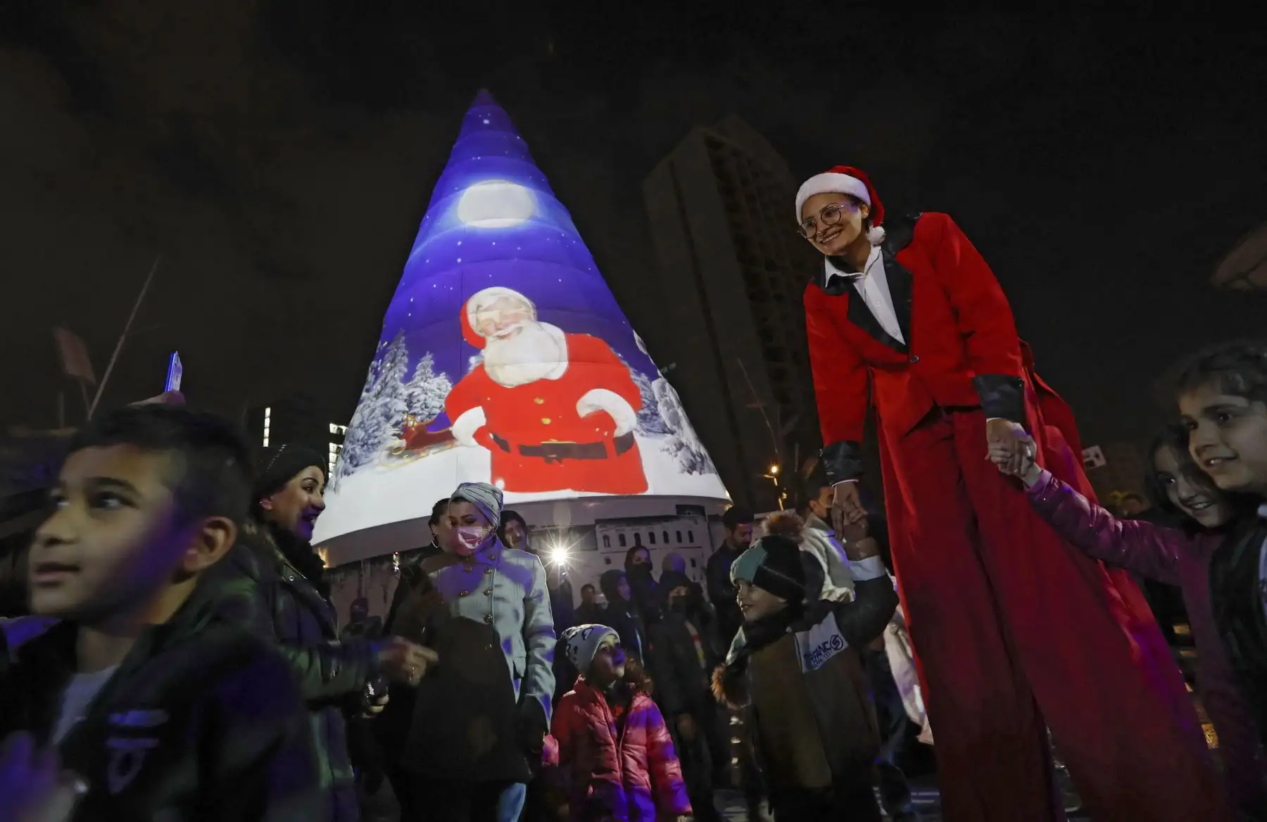 Los iraquíes celebran la  Navidad en Arbil, la capital de la región autónoma kurda en el norte, el 25 de diciembre de 2021Foto: AFP