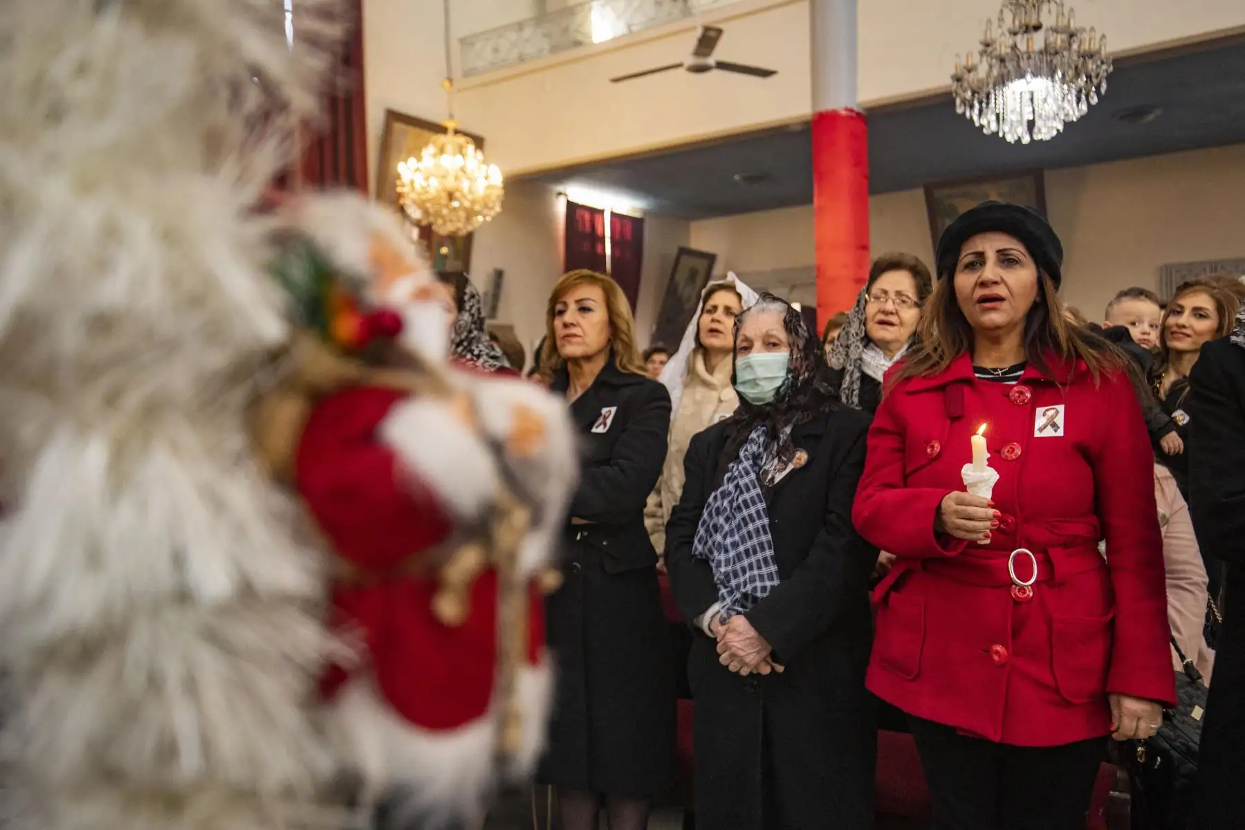 Los fieles cristianos asisten a una misa el día de Navidad en la Iglesia Ortodoxa Siria de la Virgen María en la ciudad de mayoría kurda de Qamishli, en la provincia nororiental de Hasakeh, en Siria, el 25 de diciembre de 2021. Foto:AFP