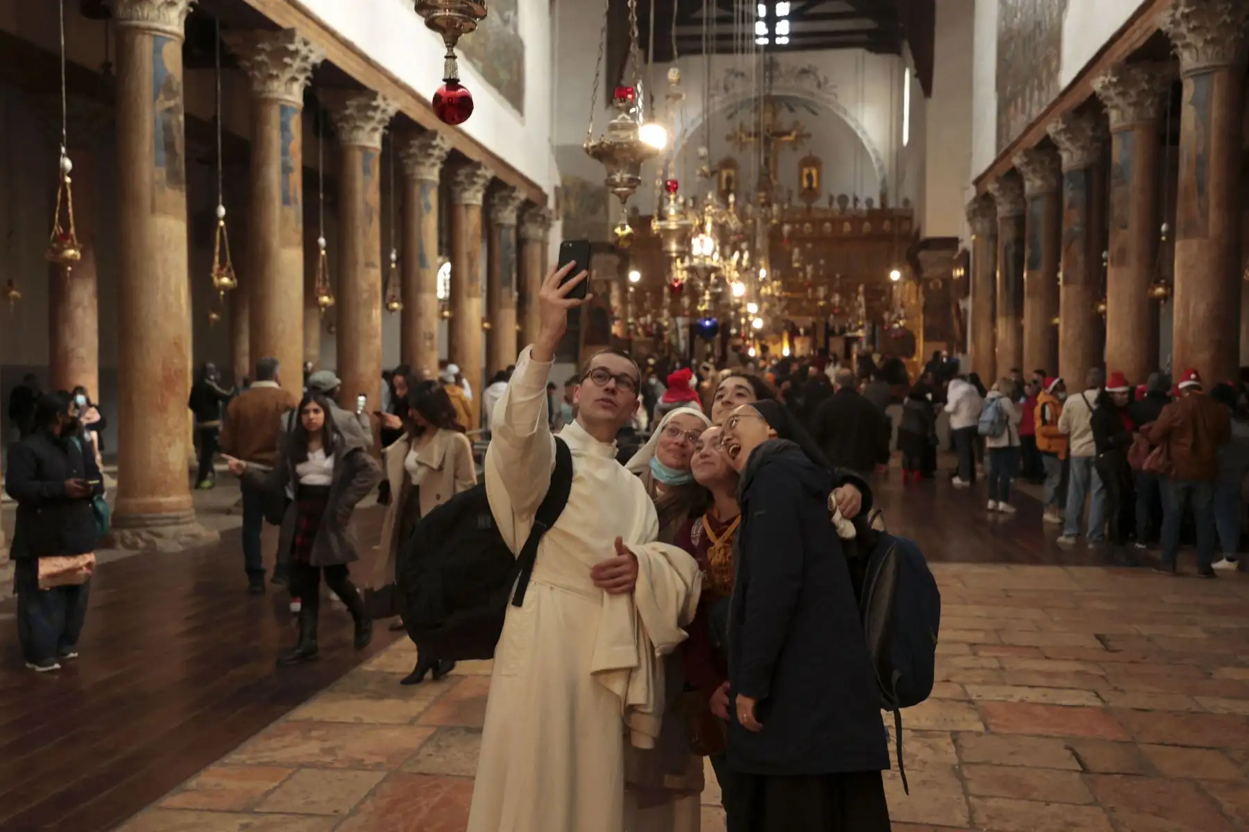 Los fieles cristianos visitan la Iglesia de la Natividad durante las celebraciones navideñas en Belén en la Cisjordania ocupada por Israel el 25 de diciembre de 2021. Foto: AFP