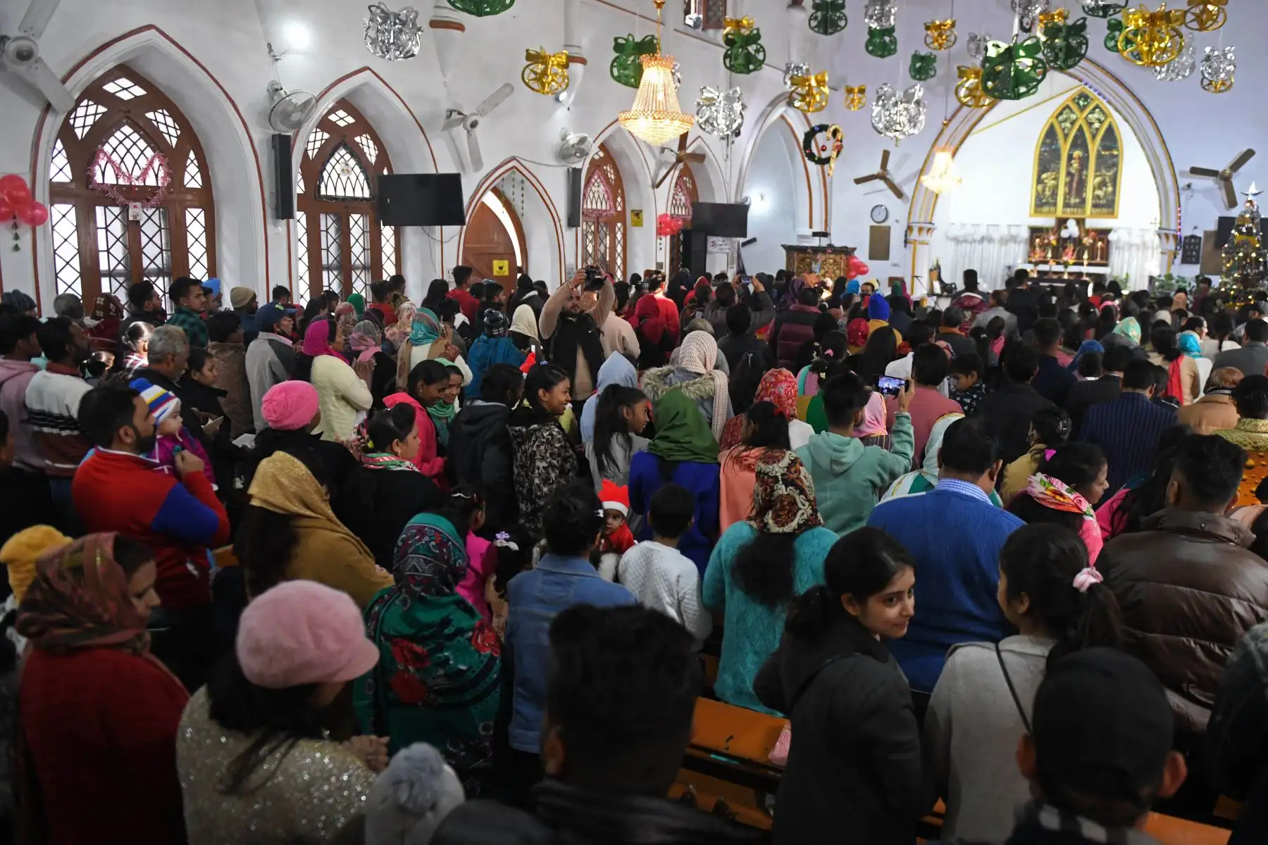 Los devotos cristianos ofrecen oraciones durante un servicio para conmemorar la Navidad en una iglesia en Amritsar el 25 de diciembre de 2021. Foto: AFP
