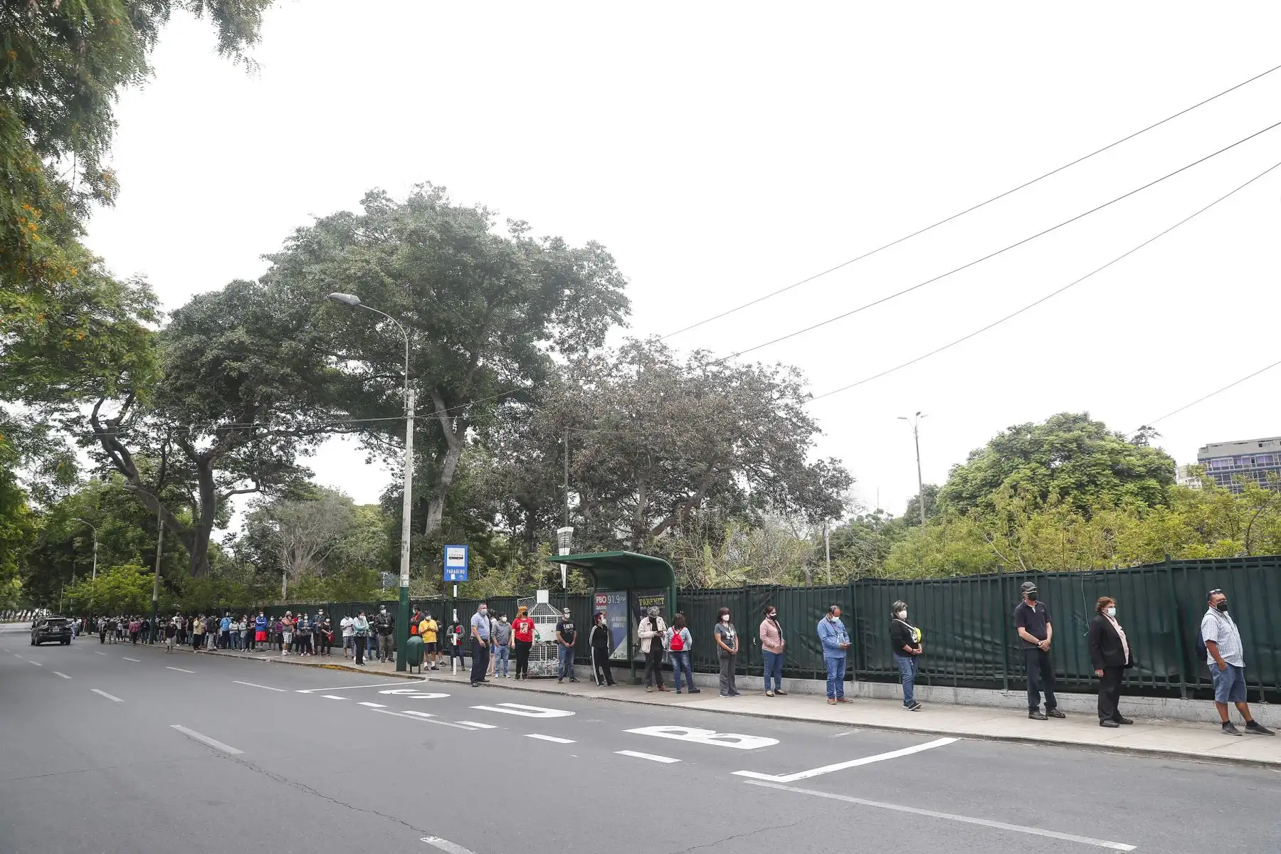 Ciudadanos acuden al vacunatorio del Campo de Marte para recibir su dosis de refuerzo contra la covid-19.
Foto: ANDINA/Renato Pajuelo