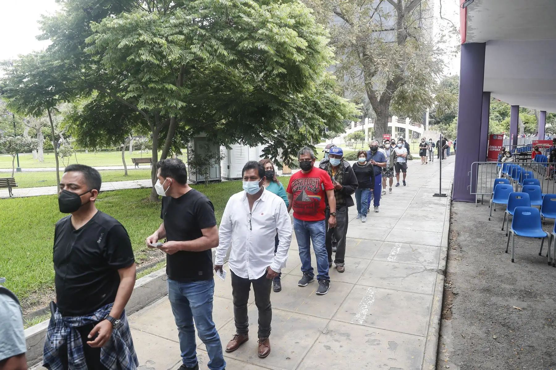 Ciudadanos acuden al vacunatorio del Campo de Marte para recibir su dosis de refuerzo contra la covid-19.
Foto: ANDINA/Renato Pajuelo