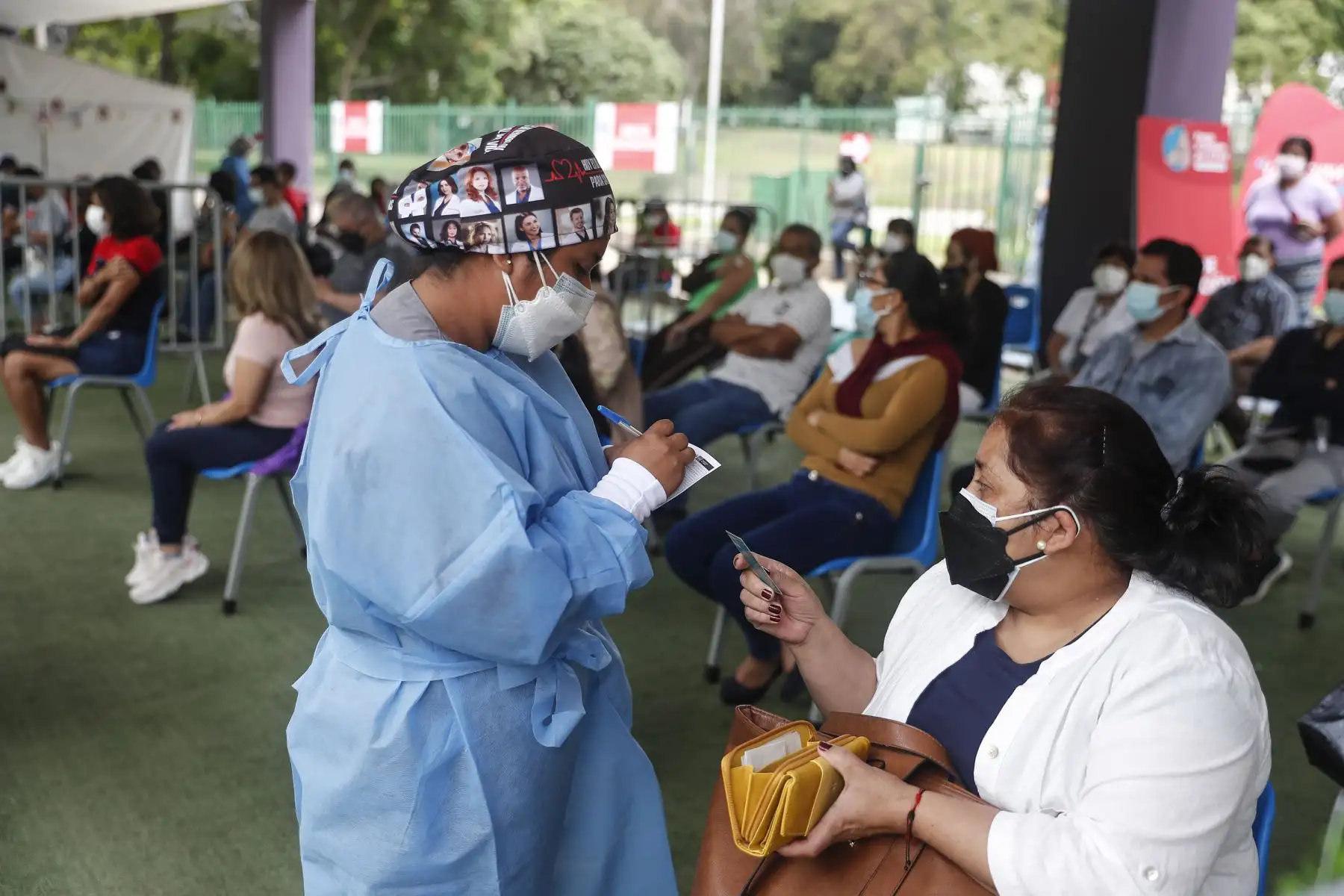 Ciudadanos acuden al vacunatorio del Campo de Marte para recibir su dosis de refuerzo contra la covid-19.
Foto: ANDINA/Renato Pajuelo
