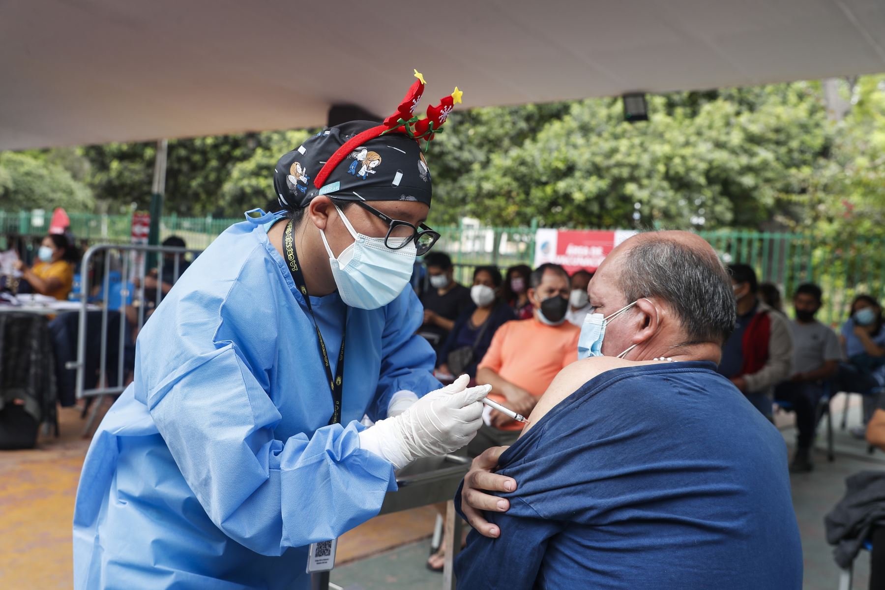 Ciudadanos acuden al vacunatorio del Campo de Marte para recibir su dosis de refuerzo contra la covid-19.Foto: ANDINA/Renato Pajuelo