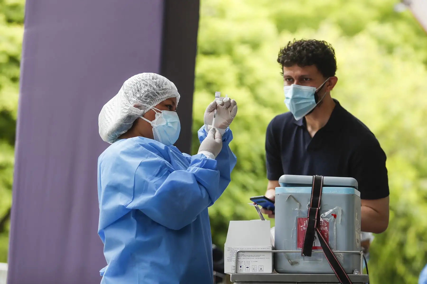 Ciudadanos acuden al vacunatorio del Campo de Marte para recibir su dosis de refuerzo contra la covid-19.
Foto: ANDINA/Renato Pajuelo