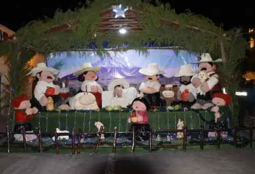 El nacimiento loncco arequipeño se ha convertido en estas fiestas en la atracción de la población que llega hasta la plaza del distrito de Cayma, en Arequipa para observar a los 14 personajes de la Natividad elaborados a base de fibra de vidrio y en tamaño natural.