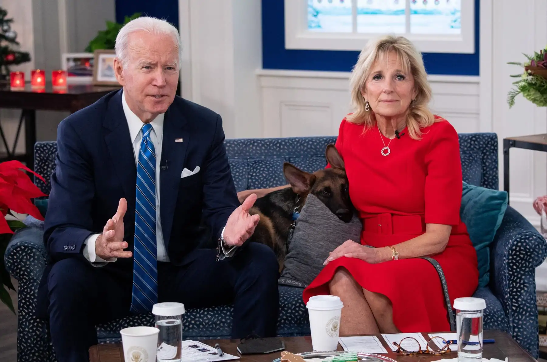 El presidente estadounidense Joe Biden y la primera dama estadounidense Jill Biden, con su nuevo perro Commander, hablan virtualmente con los miembros del servicio militar para agradecerles por su servicio y desearles una Feliz Navidad, desde el Auditorio de la Corte Sur de la Casa Blanca en Washington, DC. el 25 de diciembre de 2021. Foto: AFP