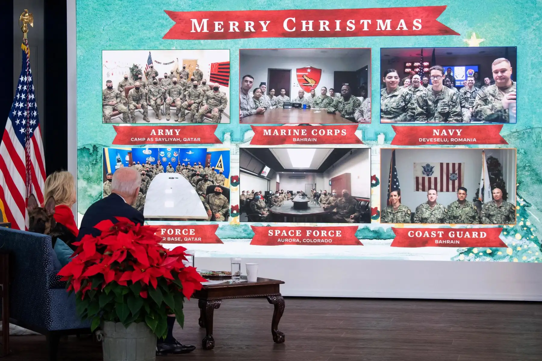 El presidente estadounidense Joe Biden y la primera dama estadounidense Jill Biden, con su nuevo perro Commander, hablan virtualmente con los miembros del servicio militar para agradecerles por su servicio y desearles una Feliz Navidad, desde el Auditorio de la Corte Sur de la Casa Blanca en Washington, DC. el 25 de diciembre de 2021. Foto: AFP