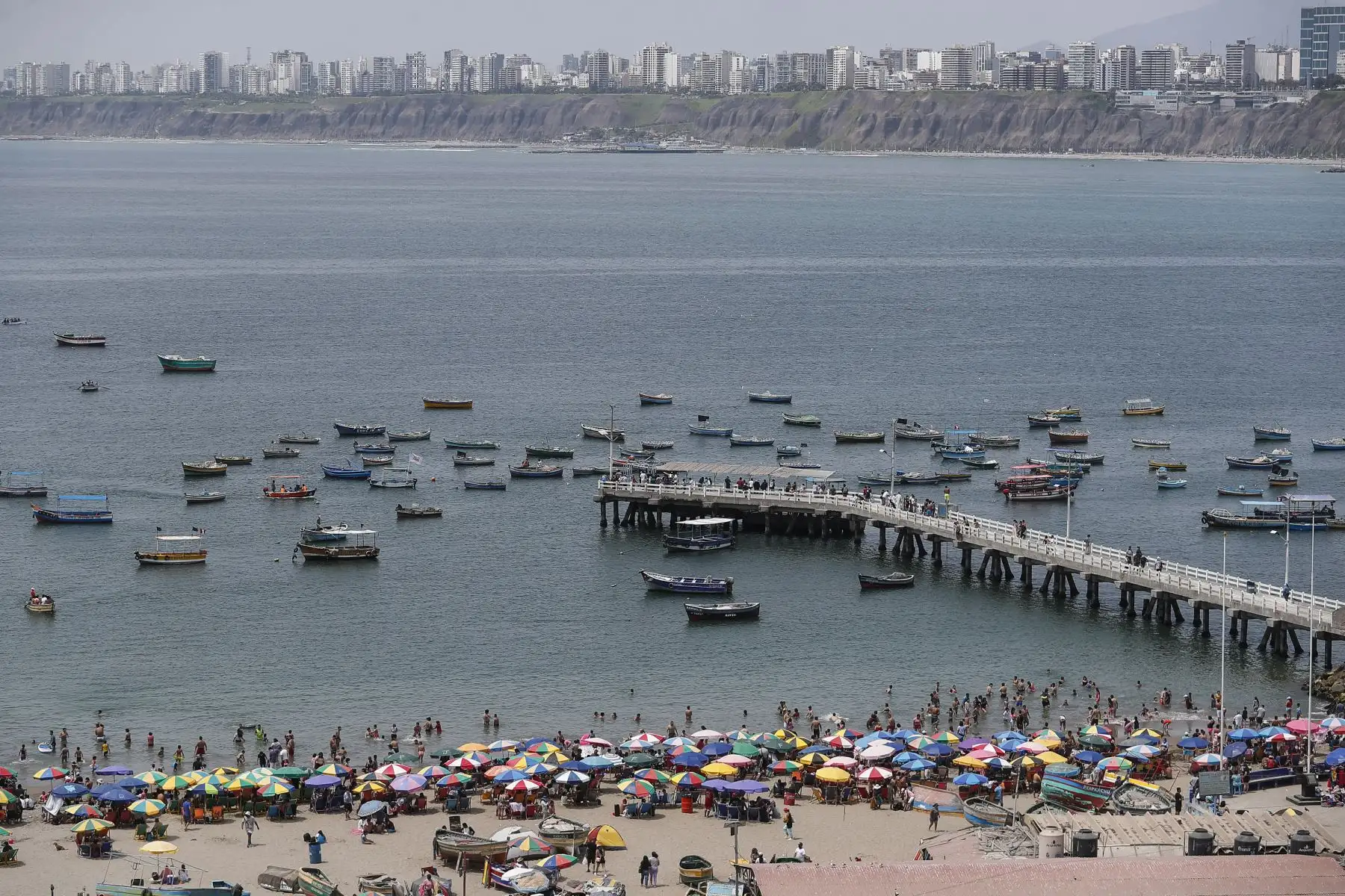 Familias disfrutan de la playa Agua Dulce durante la Navidad.
Foto: ANDINA/Renato Pajuelo