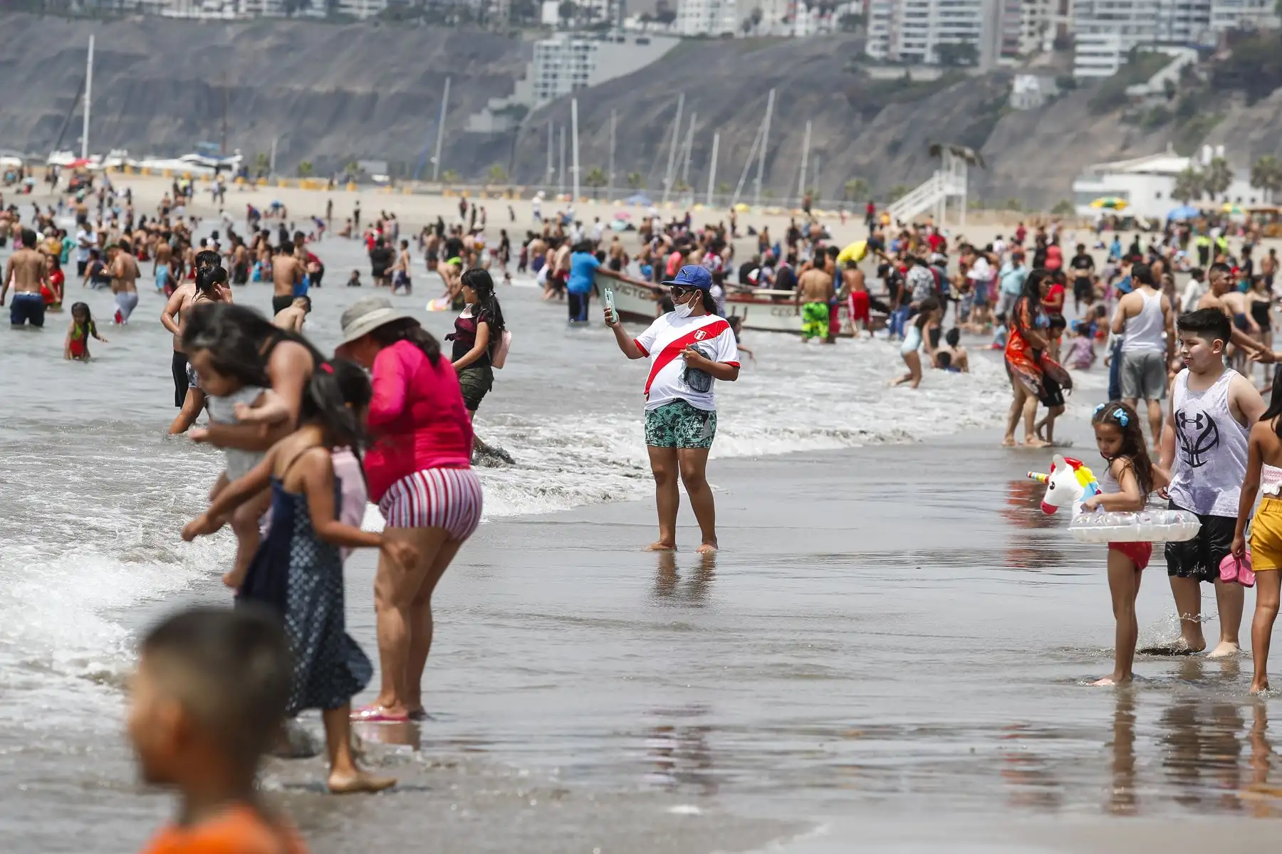 Familias disfrutan de la playa Agua Dulce durante la Navidad.
Foto: ANDINA/Renato Pajuelo
