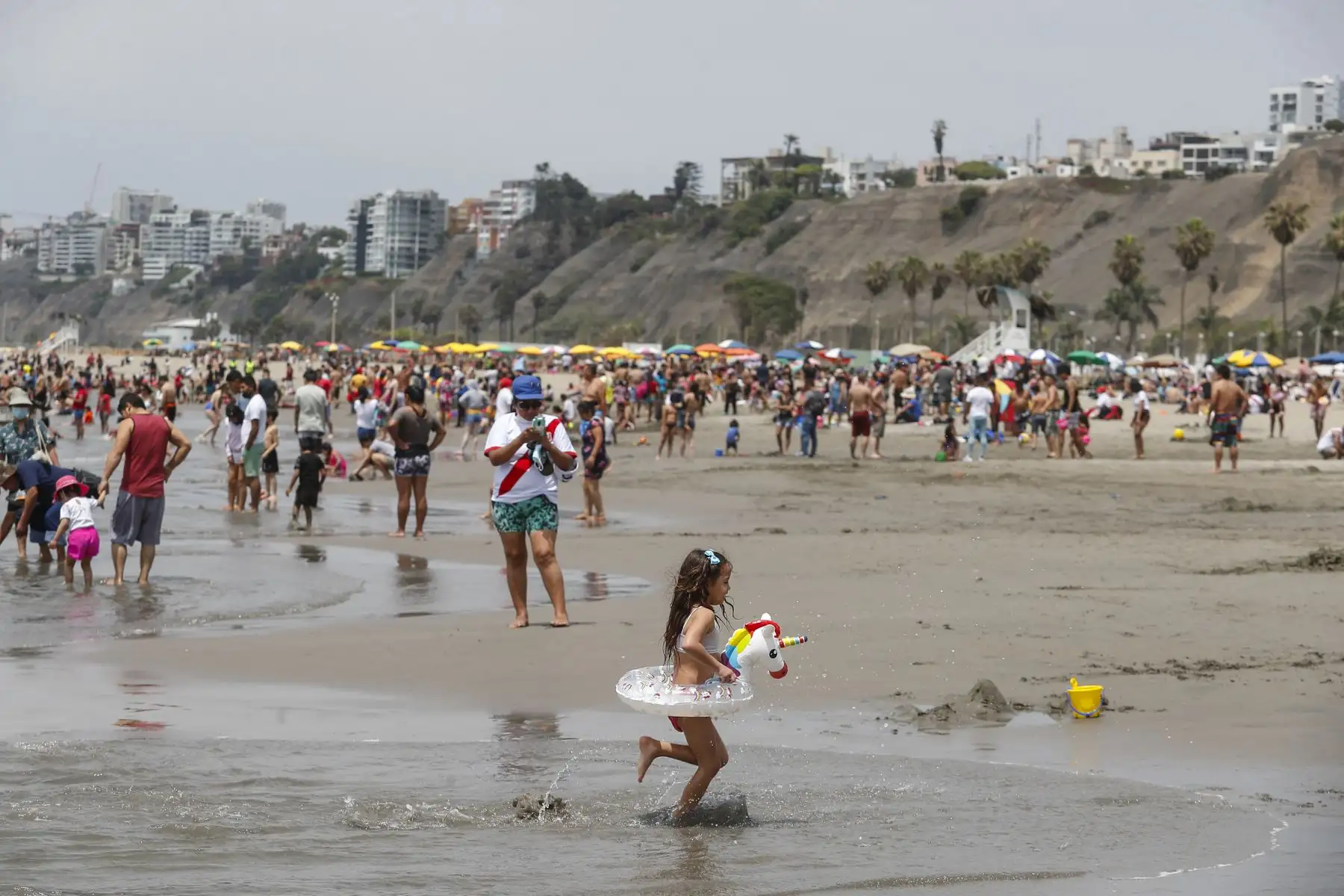 Familias disfrutan de la playa Agua Dulce durante la Navidad.
Foto: ANDINA/Renato Pajuelo