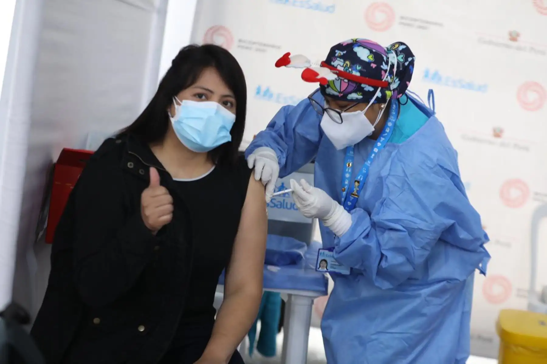 Casi 8,000 personas fueron inmunizadas durante las fiestas navideñas en los diferentes centros de vacunación administrados por EsSalud en Lima y Callao, con el único fin de luchar contra la pandemia del covid-19. Foto: EsSalud