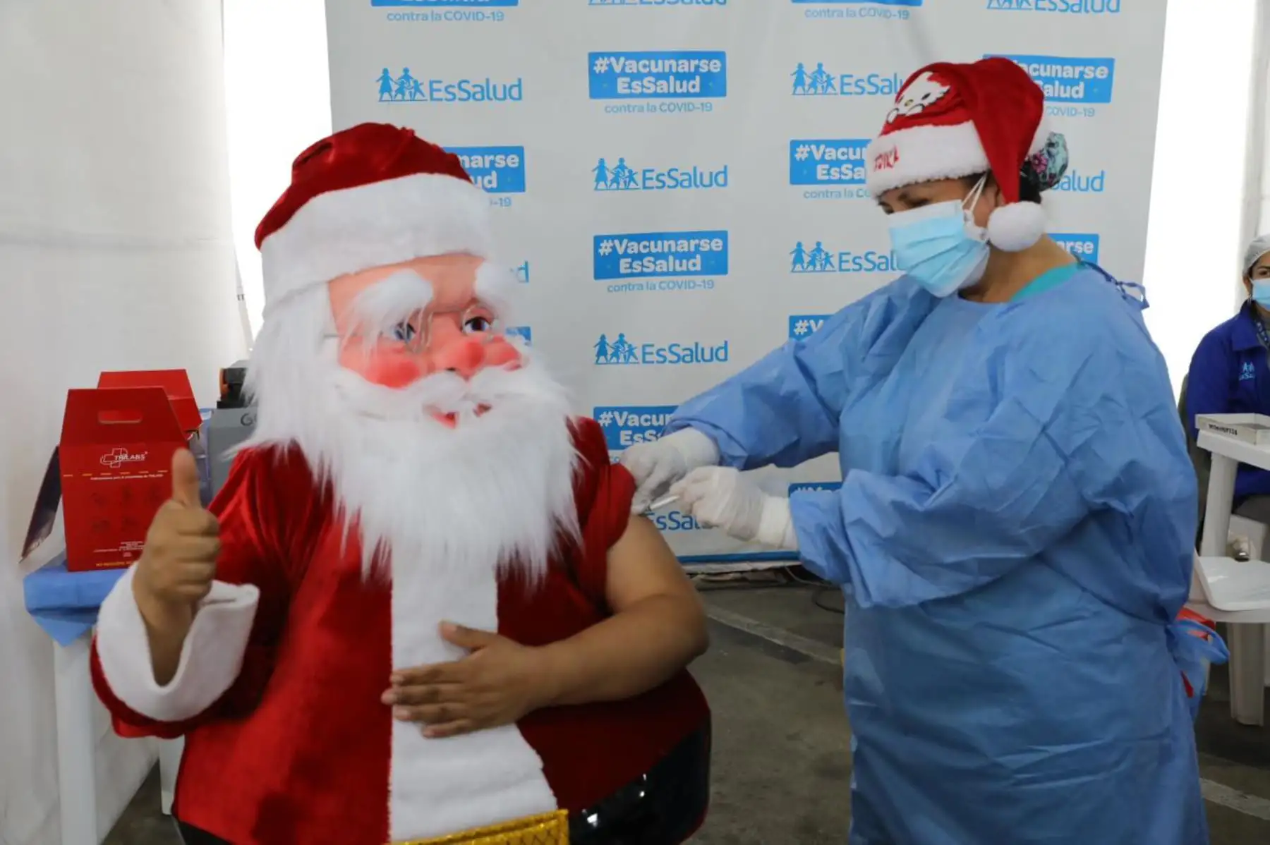 Casi 8,000 personas fueron inmunizadas durante las fiestas navideñas en los diferentes centros de vacunación administrados por EsSalud en Lima y Callao, con el único fin de luchar contra la pandemia del covid-19. Foto: EsSalud