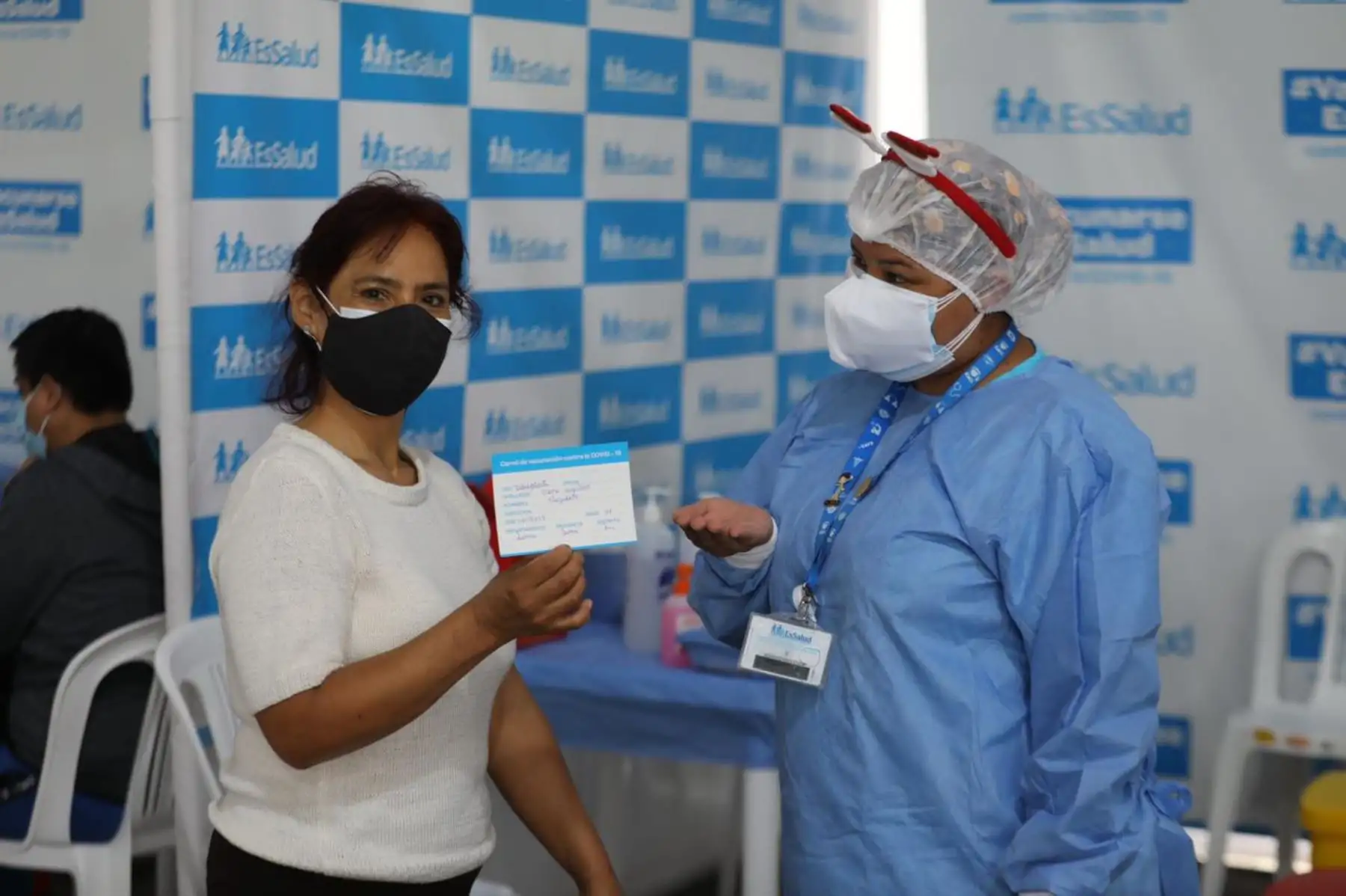 Casi 8,000 personas fueron inmunizadas durante las fiestas navideñas en los diferentes centros de vacunación administrados por EsSalud en Lima y Callao, con el único fin de luchar contra la pandemia del covid-19. Foto: EsSalud
