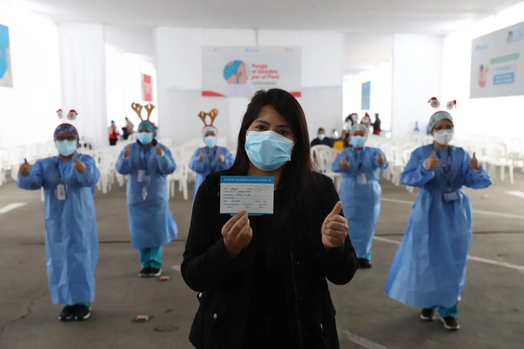 Casi 8,000 personas fueron inmunizadas durante las fiestas navideñas en los diferentes centros de vacunación administrados por EsSalud en Lima y Callao, con el único fin de luchar contra la pandemia del covid-19. Foto: EsSalud
