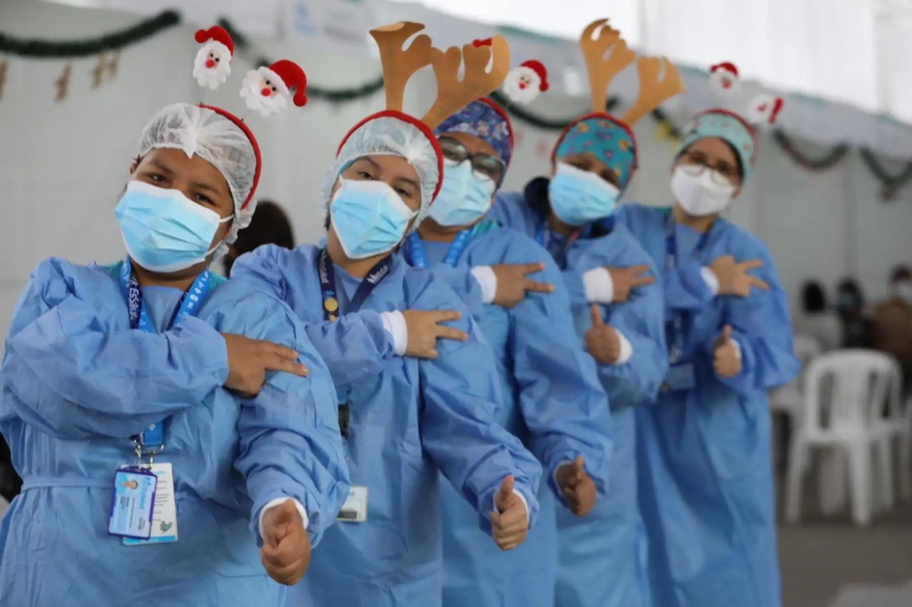 Casi 8,000 personas fueron inmunizadas durante las fiestas navideñas en los diferentes centros de vacunación administrados por EsSalud en Lima y Callao, con el único fin de luchar contra la pandemia del covid-19. Foto: EsSalud