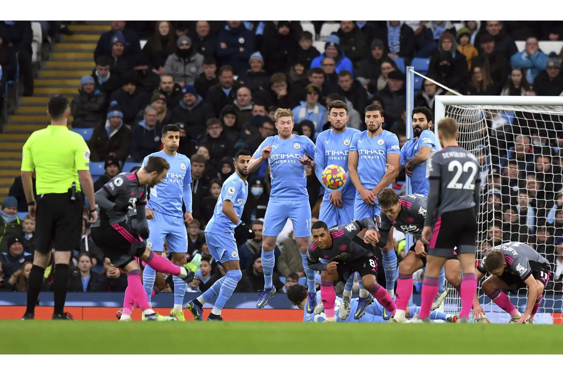 El centrocampista inglés del Leicester City, James Maddison, lanza un tiro libre durante el partido ante el Manchester City por la Premier League. Foto: AFP