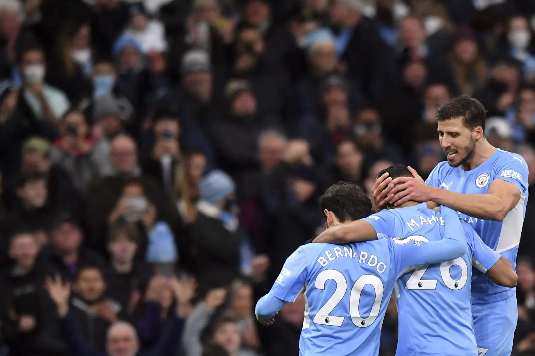 El centrocampista argelino del Manchester City, Riyad Mahrez, celebra tras anotar el segundo gol de su equipo durante el partido ante Leicester City por la Premier League. Foto: AFP