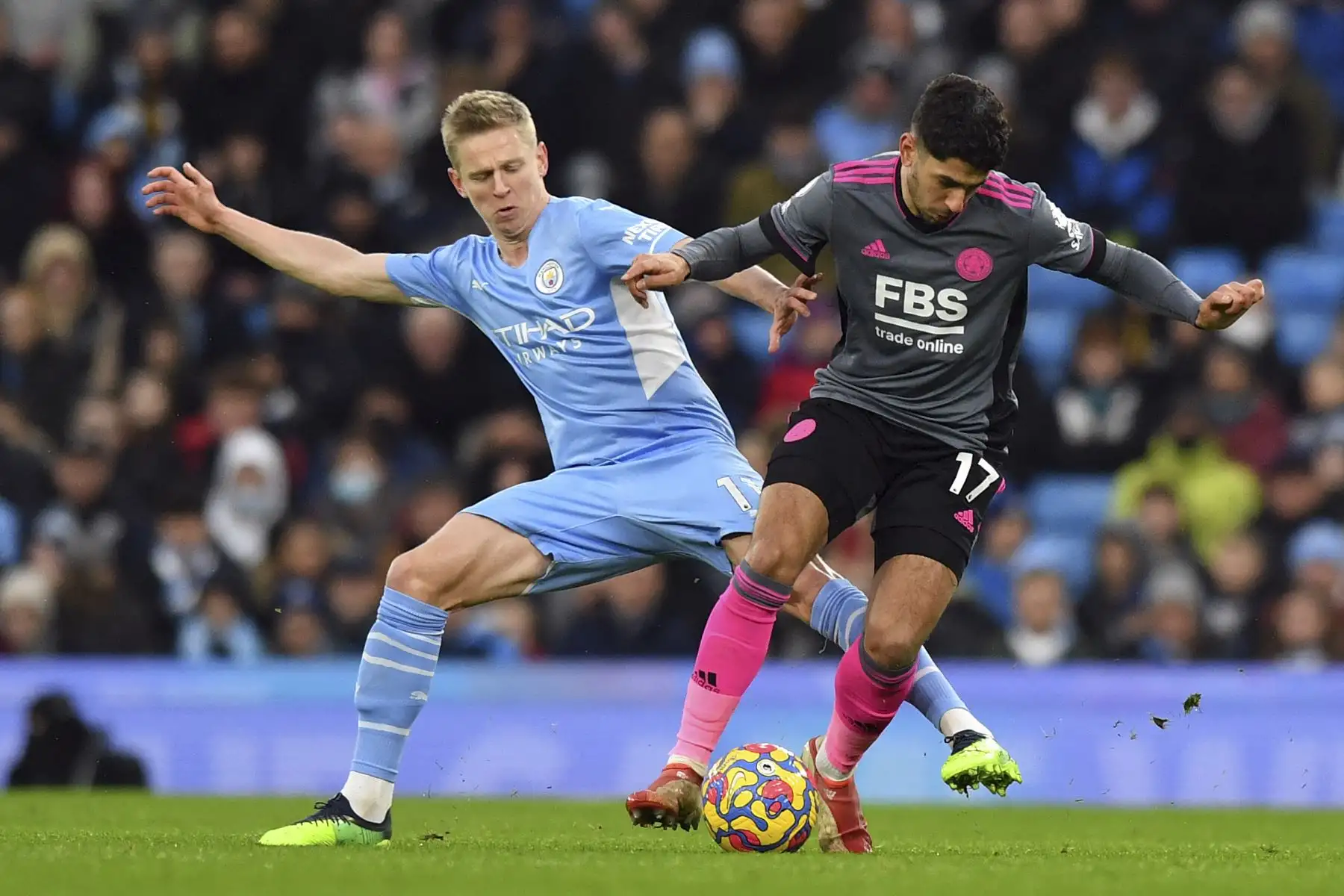 El centrocampista ucraniano del Manchester City, Oleksandr Zinchenko, desafía al delantero español del Leicester City, Ayoze Pérez, durante el partido de la Premier League, en el Eitham Stadium. Foto: AFP