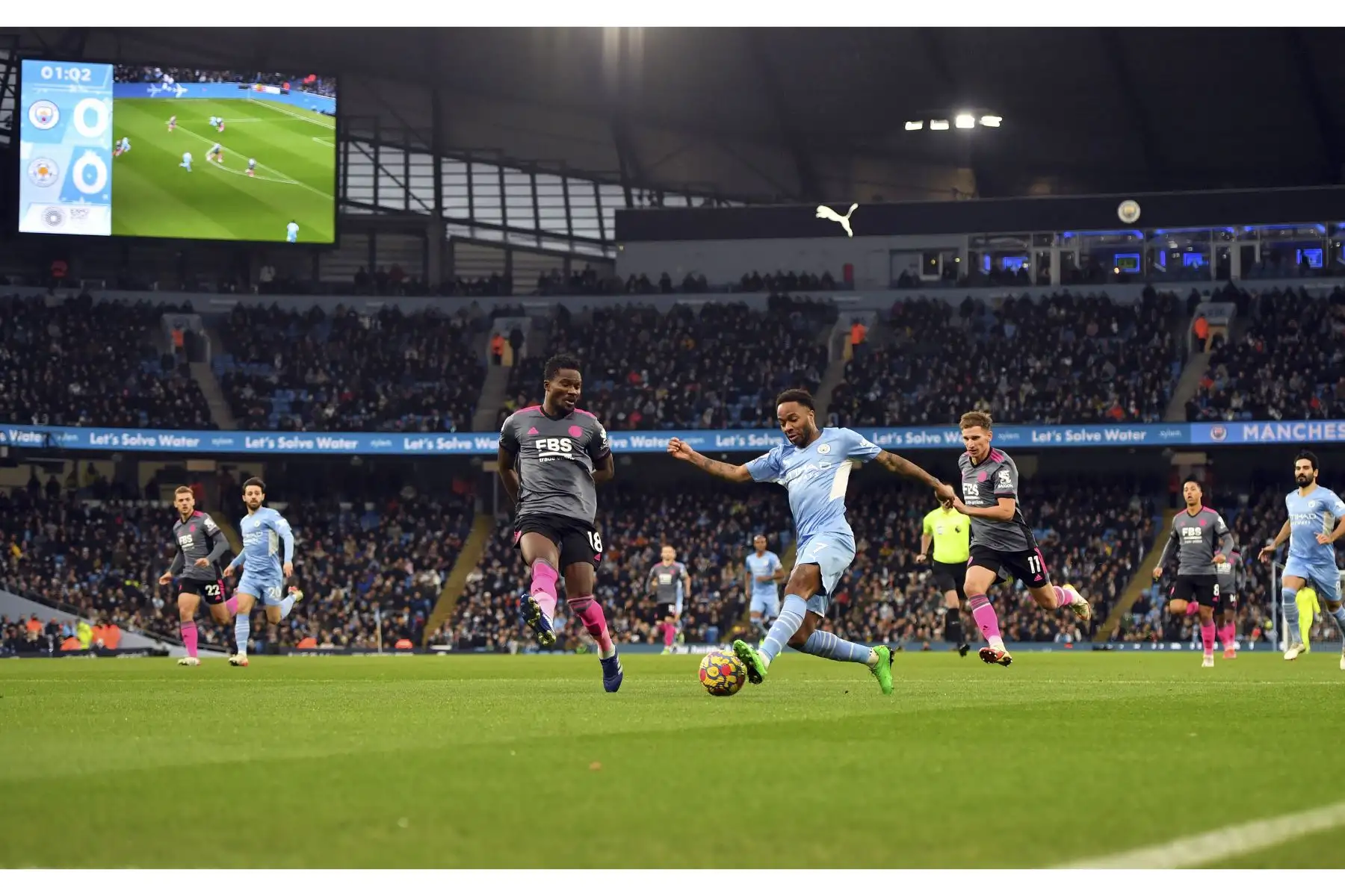 El mediocampista ghanés del Leicester City, Daniel Amartey, disputa el balón contra el mediocampista inglés del Manchester City, Raheem Sterling, durante el partido de la Premier League. Foto: AFP