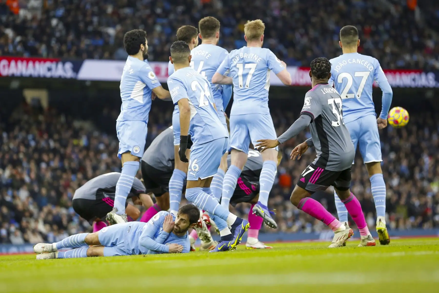 Joao Cancelo del Manchester City yace detrás del muro defensivo mientras se ejecuta un tiro libre durante el partido de la Liga Premier. Foto: EFE