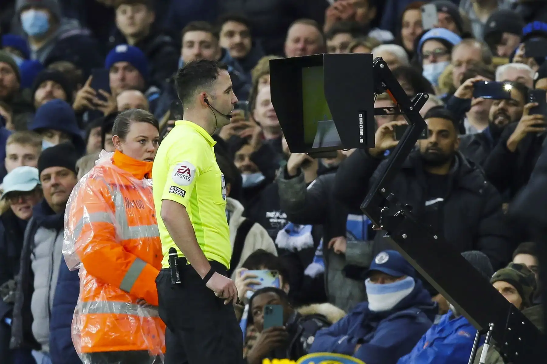 El árbitro Chris Kavanagh comprueba el VAR antes de imponer un penalti durante el partido entre el Manchester City y el Leicester por la Liga Premier. Foto: EFE