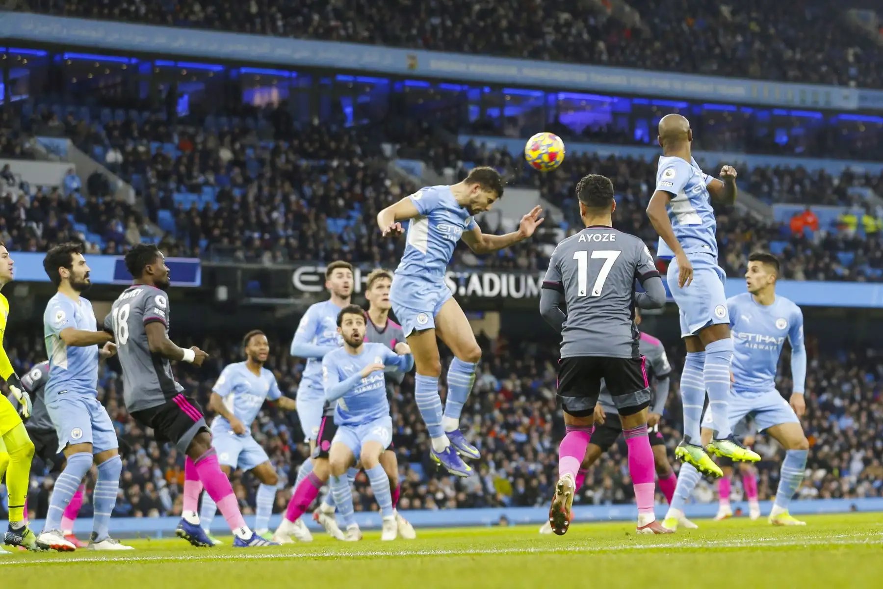 Aymeric Laporte del Manchester City en acción durante el partido ante el Leicester por la Premier League. Foto: EFE