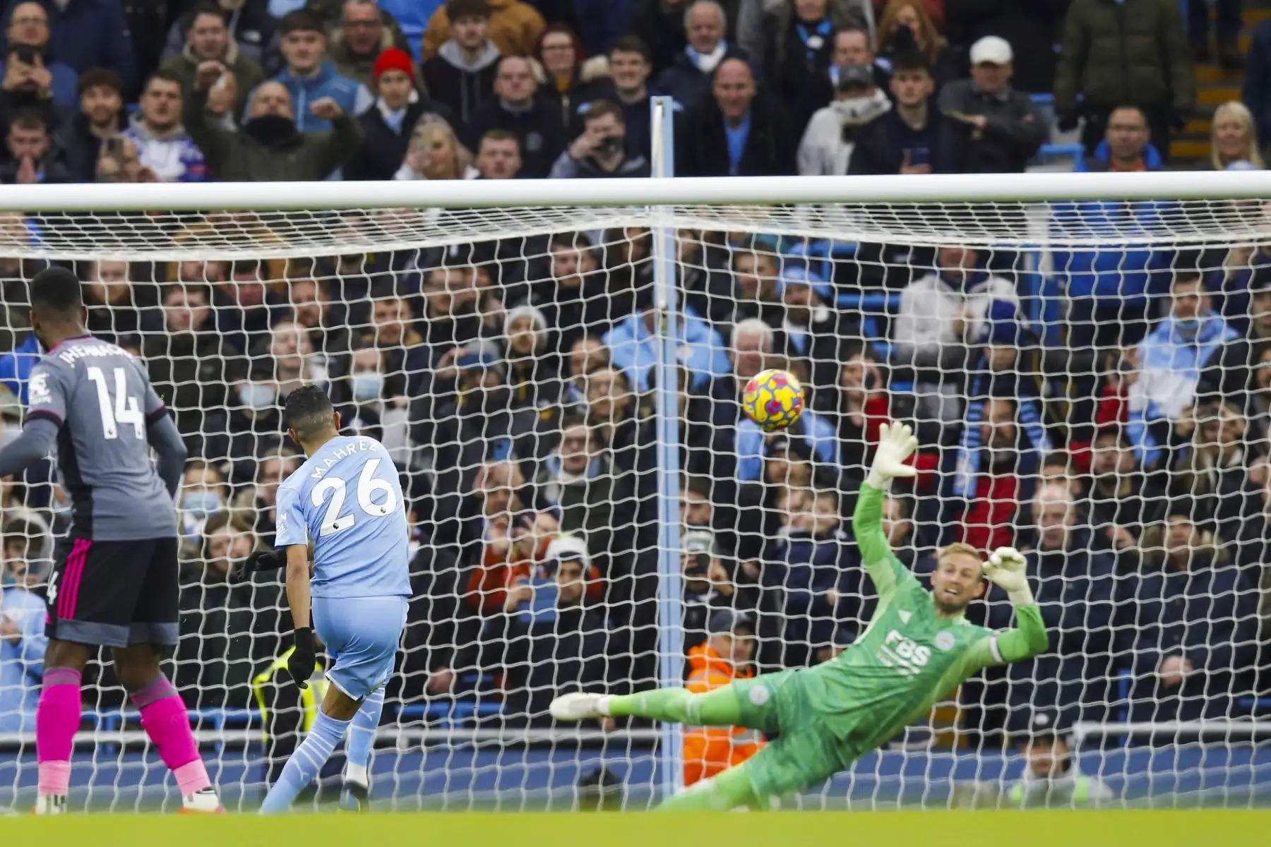 Riyad Mahrez del Manchester City anota desde el punto de penalti la ventaja 2-0 durante el partido de la Liga Premier. Foto: EFE