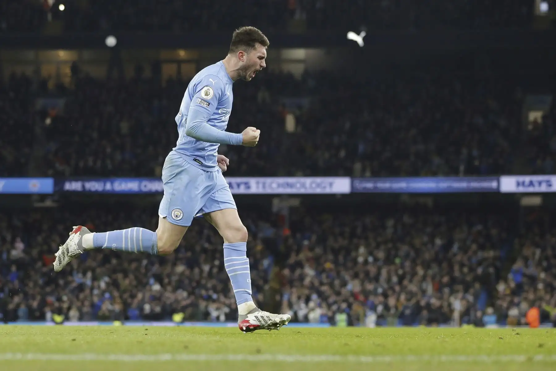Aymeric Laporte del Manchester City celebra tras anotar el 5-3 ante el Leicester durante el partido de Liga Premier. Foto. EFE