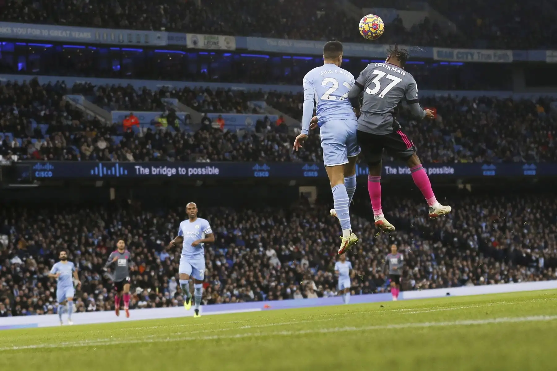 Joao Cancelo del Manchester City en acción contra Ademola Lookman del Leicester durante el partido de la Premier League. Foto: EFE