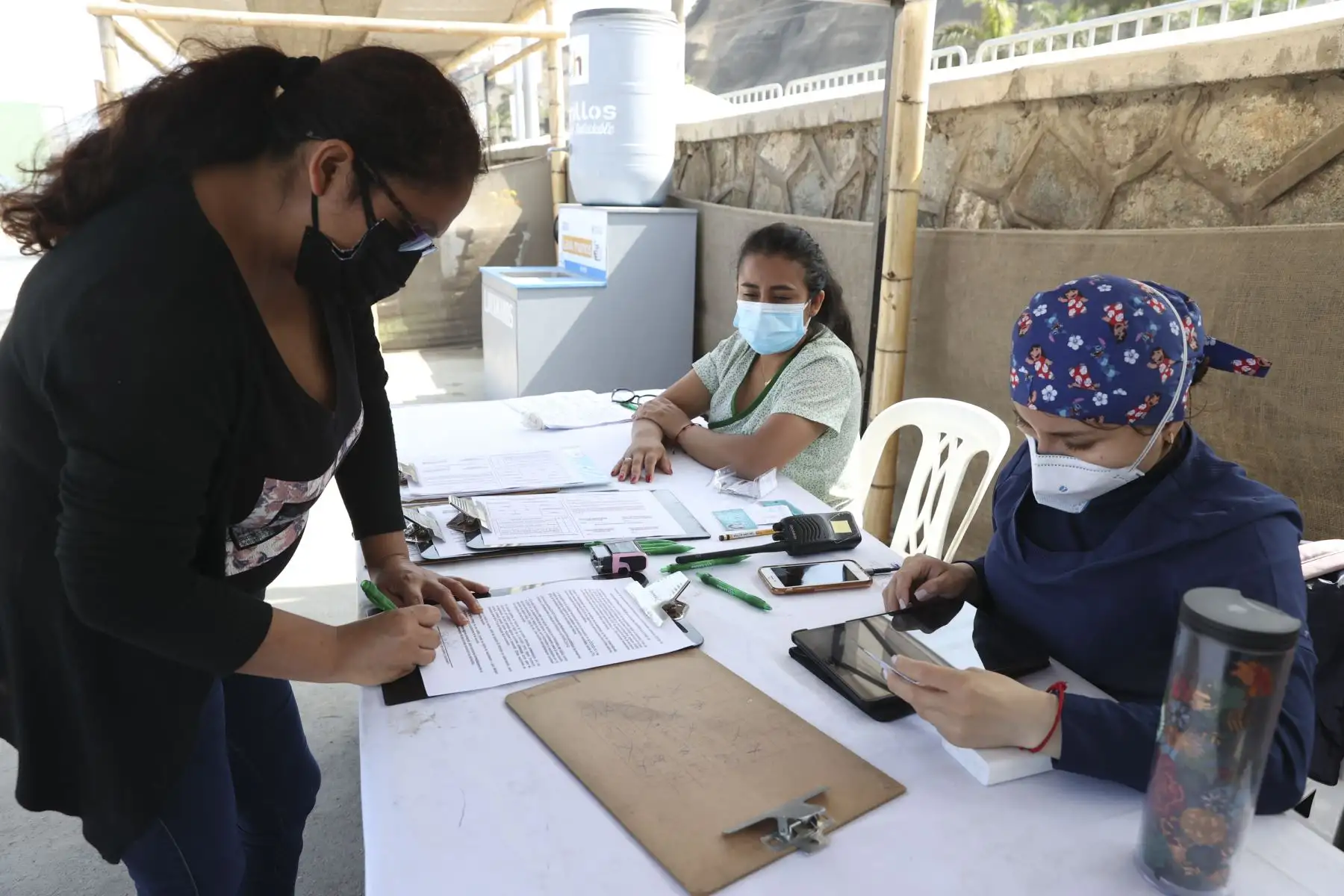 Cientos de personas acuden al vacunar de Agua Dulce para recibir su dosis de refuerzo contra la covid-19. Foto: ANDINA/Vidal Tarqui