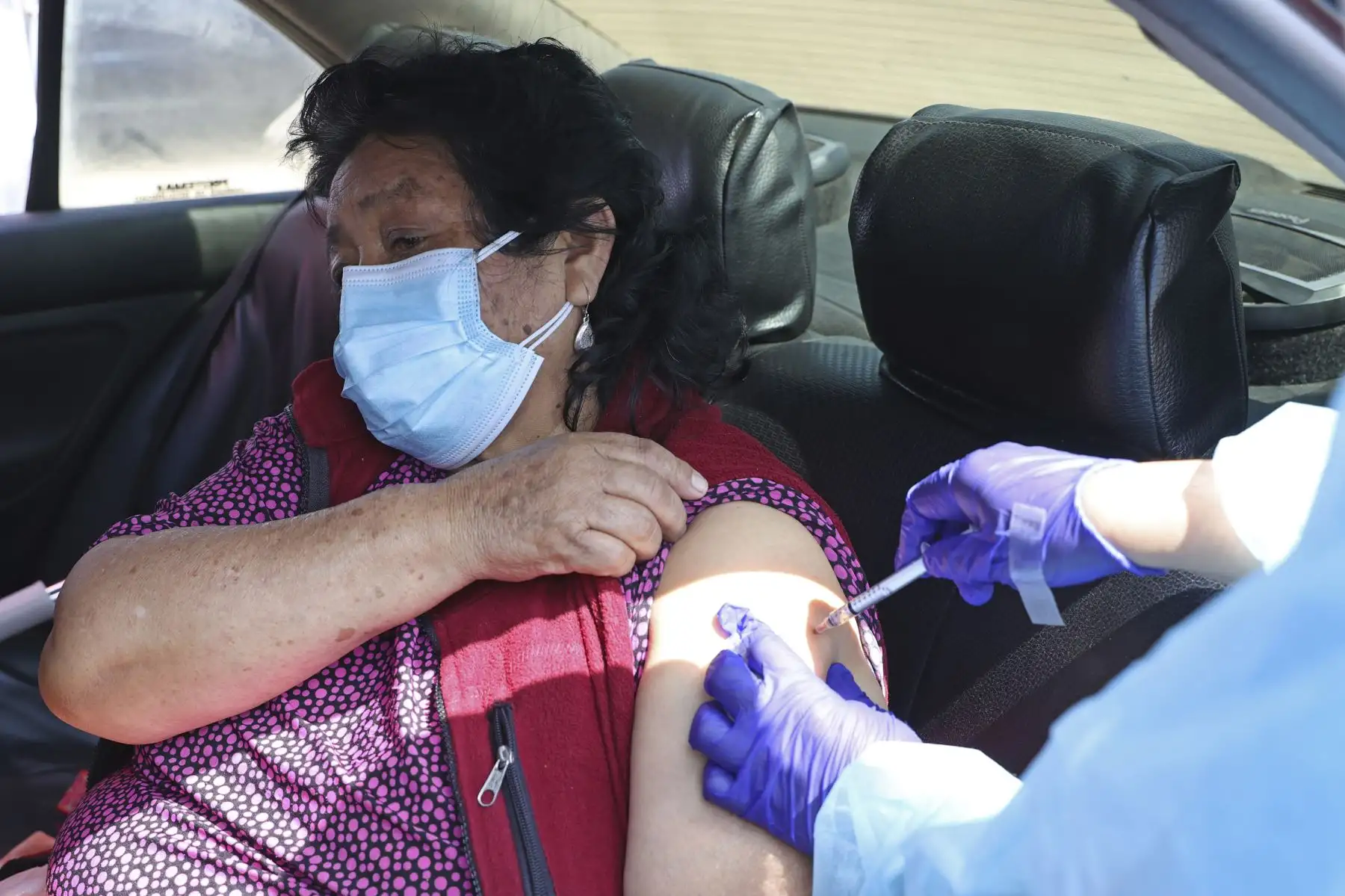 Cientos de personas acuden al vacunar de Agua Dulce para recibir su dosis de refuerzo contra la covid-19. Foto: ANDINA/Vidal Tarqui