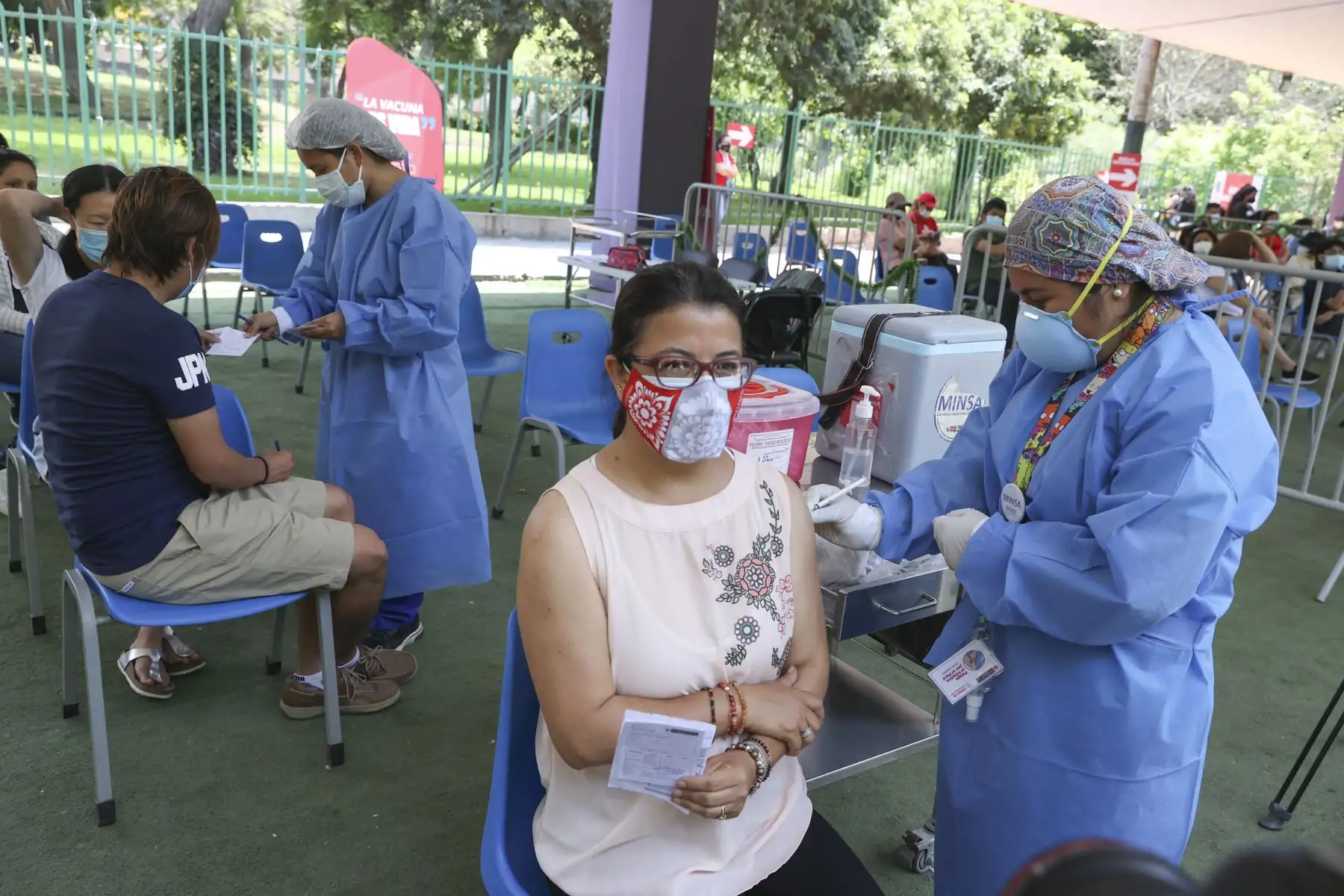 La ministra de Cultura, Gisela Ortiz, llegó al centro de inmunización del Campo de Marte para recibir su dosis de refuerzo contra la covid-19 e informar detalles sobre la vacunación. Foto: ANDINA/Vidal Tarqui