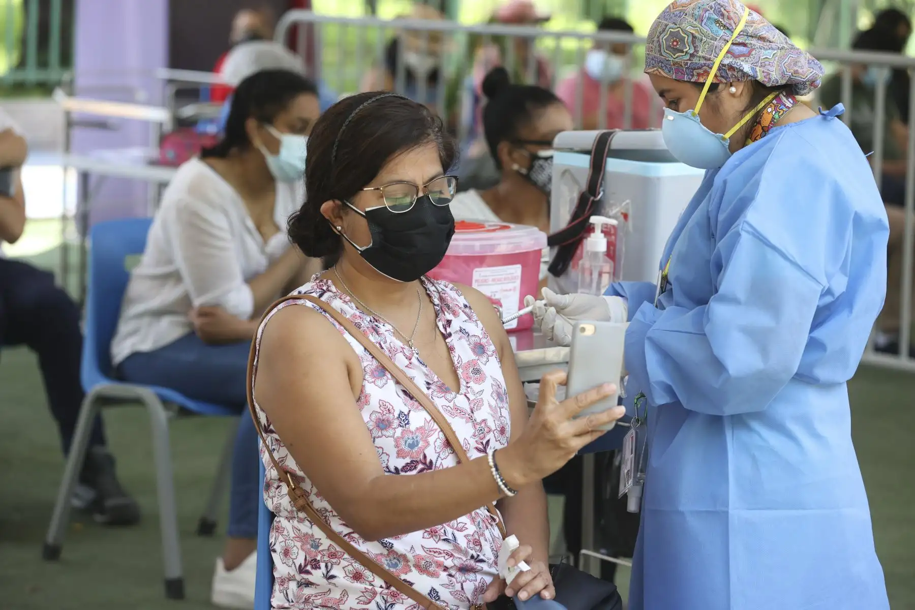 Cientos de personas llegan al centro de vacunación del Campo de Marte para recibir su dosis de refuerzo contra la covid-19. Foto: ANDINA/Vidal Tarqui