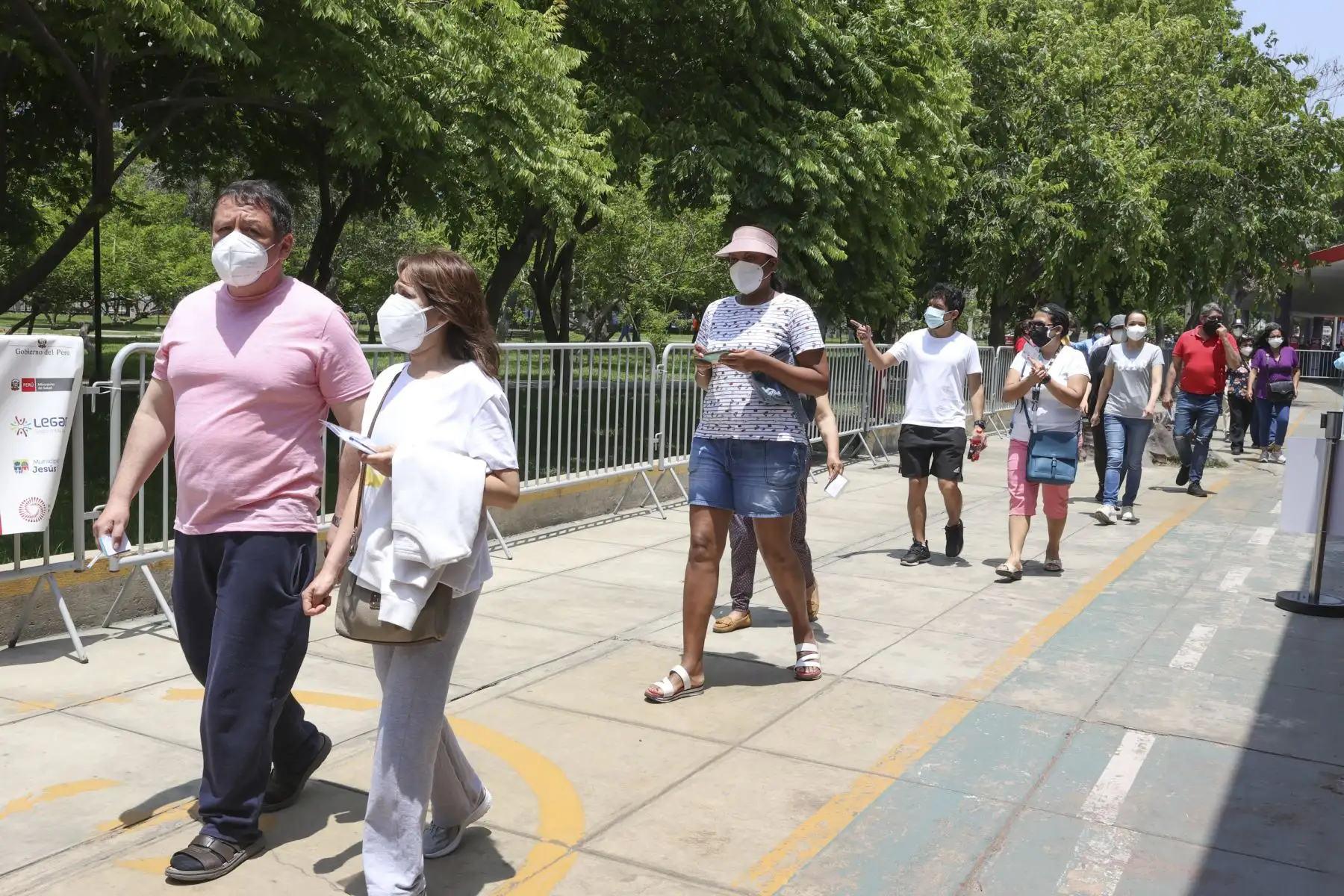 Cientos de personas llegan al centro de vacunación del Campo de Marte para recibir su dosis de refuerzo contra la covid-19. Foto: ANDINA/Vidal Tarqui