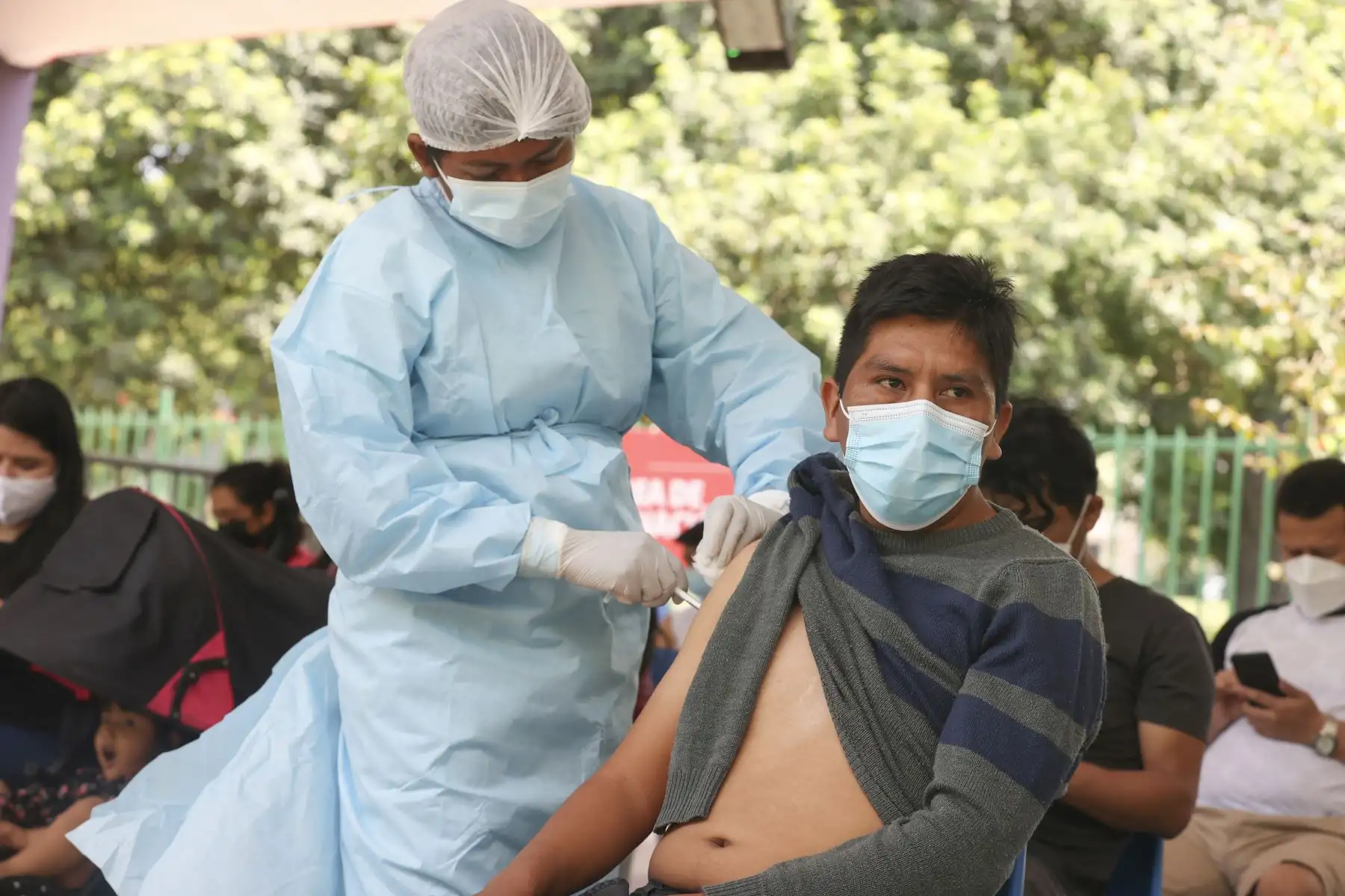 Cientos de personas llegan al centro de vacunación del Campo de Marte para recibir su dosis de refuerzo contra la covid-19. Foto: ANDINA/Vidal Tarqui