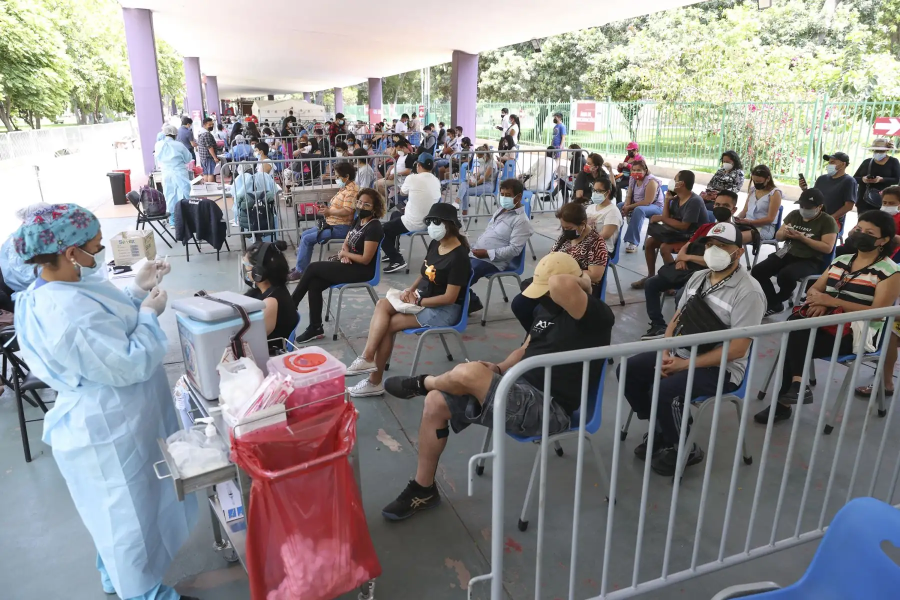 Cientos de personas llegan al centro de vacunación del Campo de Marte para recibir su dosis de refuerzo contra la covid-19. Foto: ANDINA/Vidal Tarqui