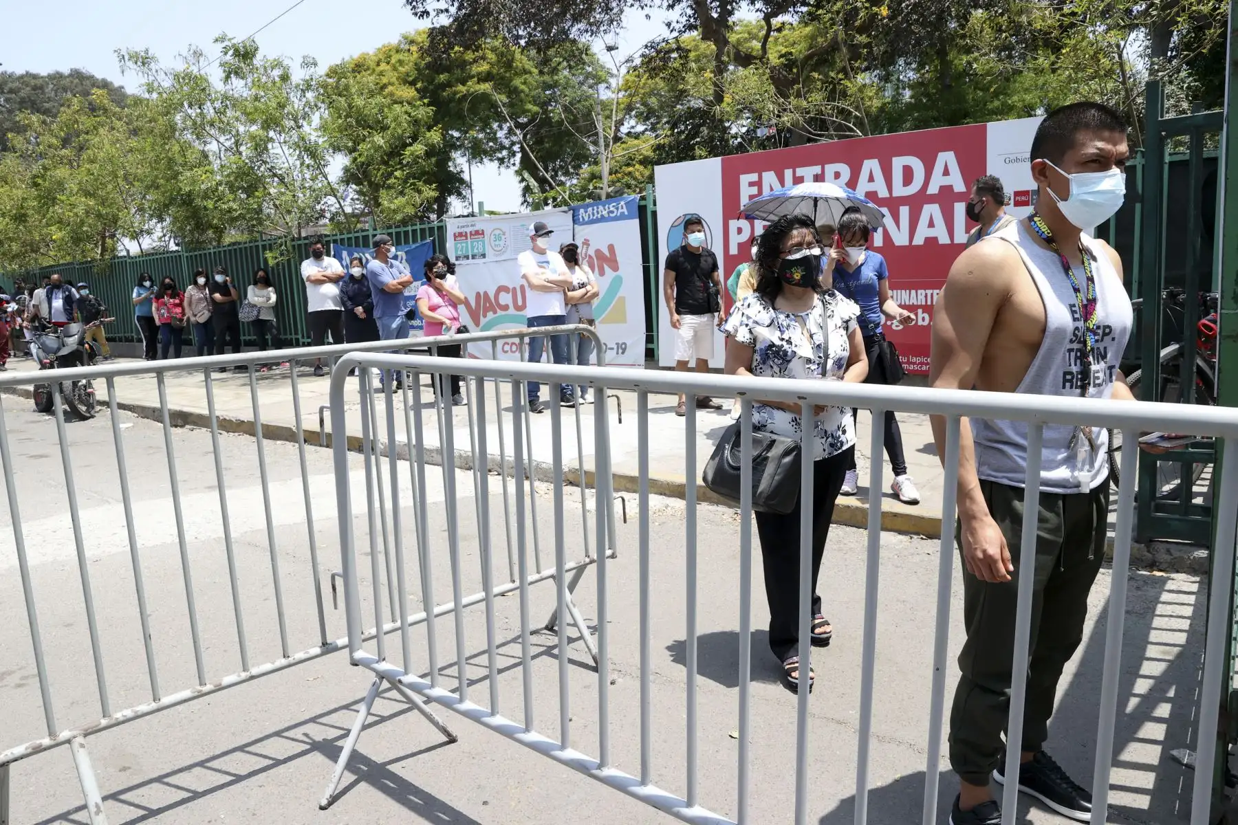 Cientos de personas llegan al centro de vacunación del Campo de Marte para recibir su dosis de refuerzo contra la covid-19. Foto: ANDINA/Vidal Tarqui