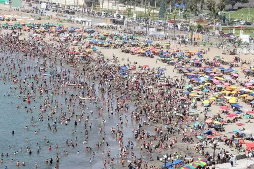 Miles de familias abarrotaron las playas de Lima. Foto: ANDINA/Vidal Tarqui