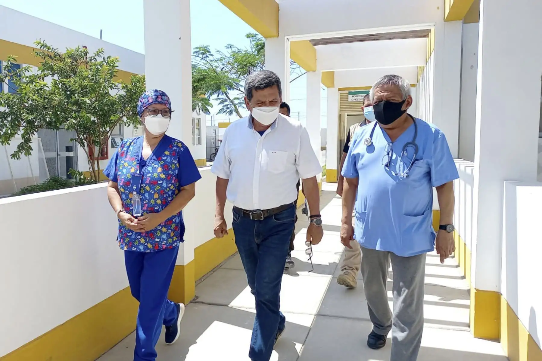 El ministro de Salud, Hernando Cevallos, supervisó la operatividad del Hospital Nuestra Señora de Las Mercedes de Paita-Piura. Invocó a la ciudadanía a cumplir las medidas de prevención contra la covid-19, teniendo en cuenta que la variante ómicron ya circula en la región. Foto: Minsa