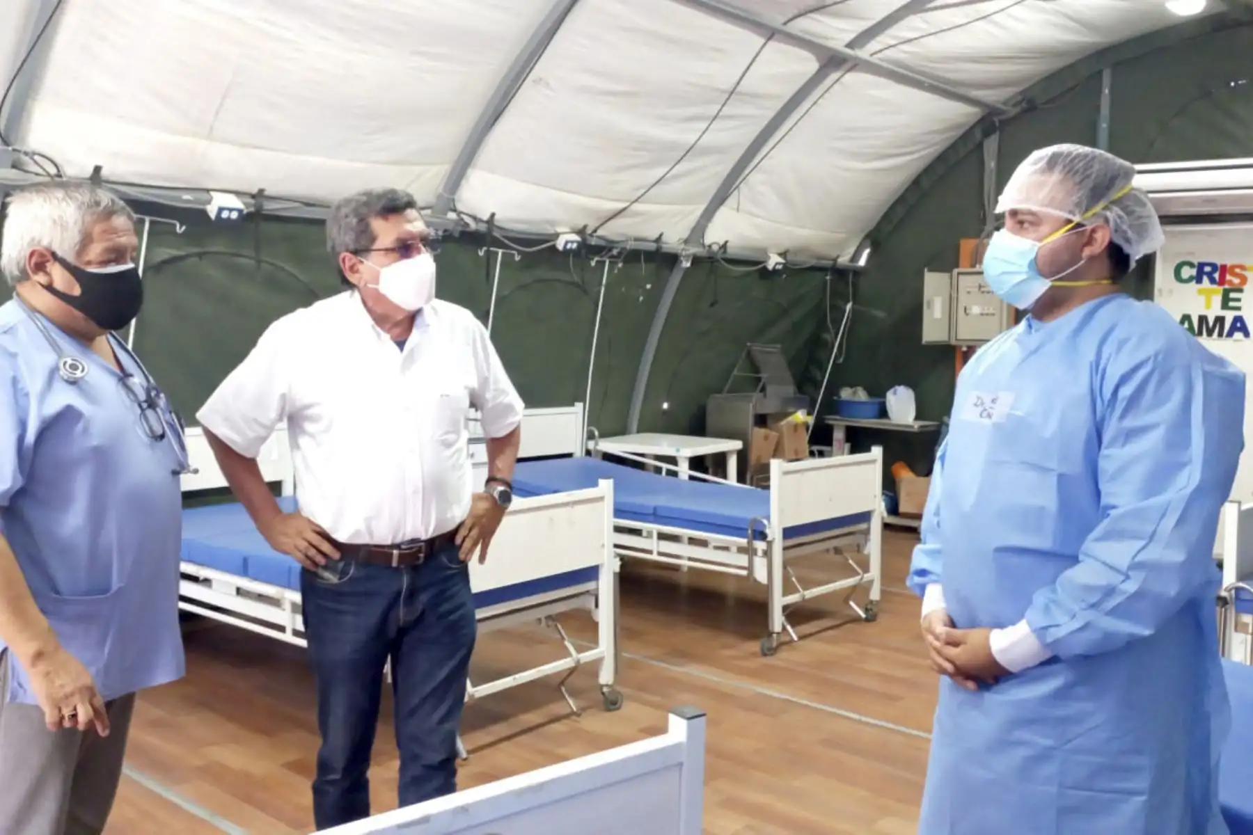 El ministro de Salud, Hernando Cevallos, supervisó la operatividad del Hospital Nuestra Señora de Las Mercedes de Paita-Piura. Invocó a la ciudadanía a cumplir las medidas de prevención contra la covid-19, teniendo en cuenta que la variante ómicron ya circula en la región. Foto: Minsa
