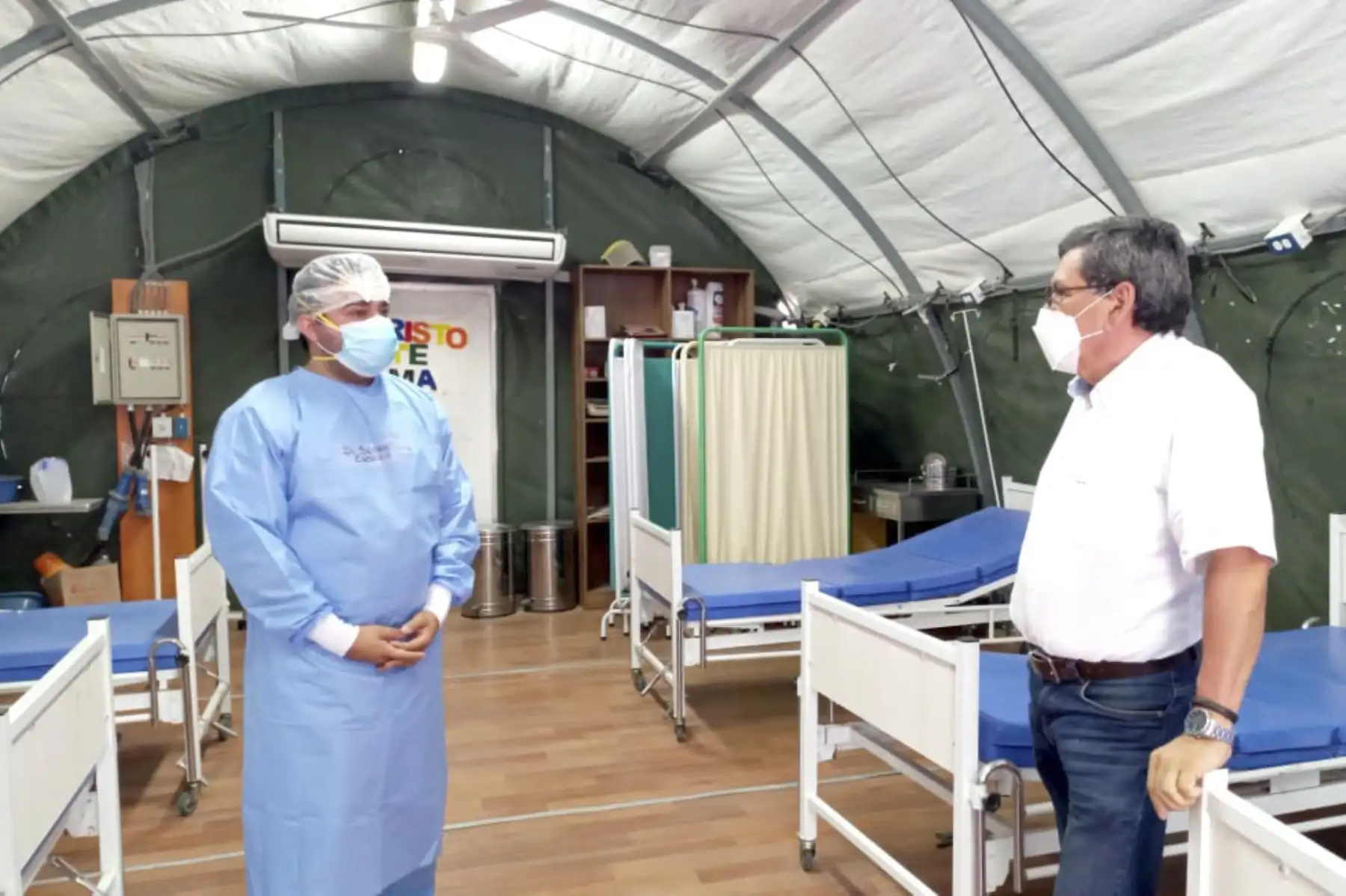El ministro de Salud, Hernando Cevallos, supervisó la operatividad del Hospital Nuestra Señora de Las Mercedes de Paita-Piura. Invocó a la ciudadanía a cumplir las medidas de prevención contra la covid-19, teniendo en cuenta que la variante ómicron ya circula en la región. Foto: Minsa