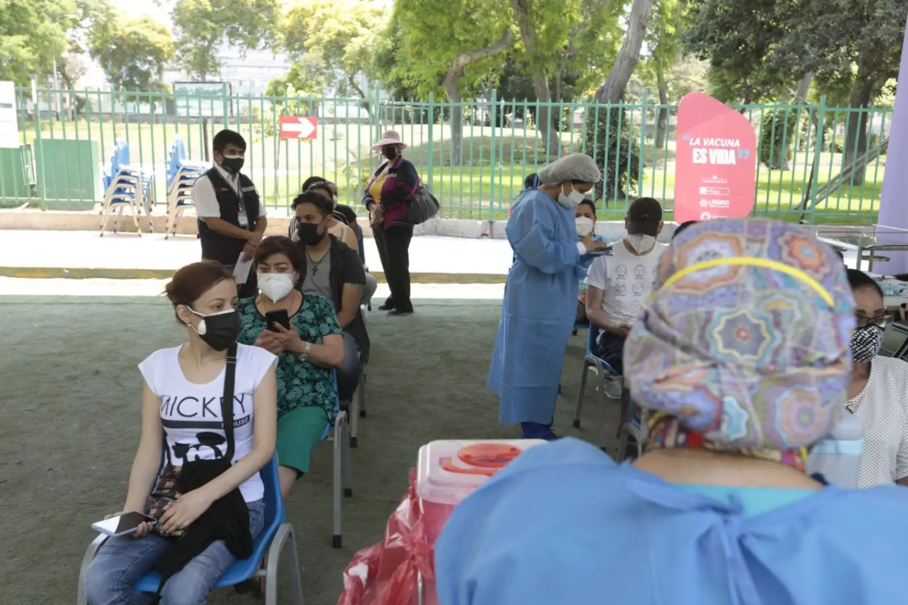 Continúa la vacunación contra la covid-19. Las brigadas de la Diris Lima Centro siguen protegiendo a las personas en Campo de Marte de Jesús María. Foto: Minsa