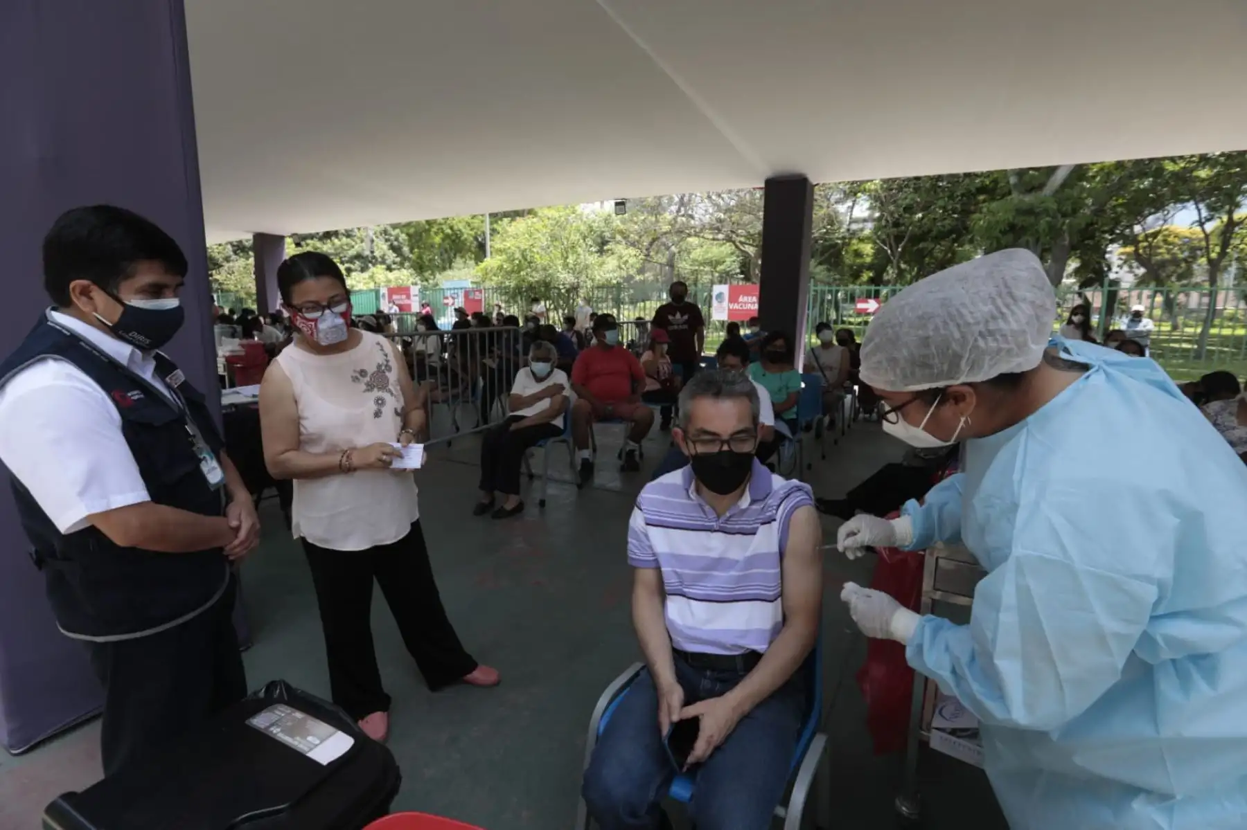 Continúa la vacunación contra la covid-19. Las brigadas de la Diris Lima Centro siguen protegiendo a las personas en Campo de Marte de Jesús María. Foto: Minsa
