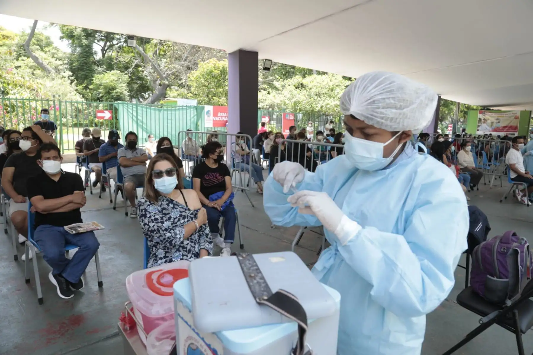 Continúa la vacunación contra la covid-19. Las brigadas de la Diris Lima Centro siguen protegiendo a las personas en Campo de Marte de Jesús María. Foto: Minsa
