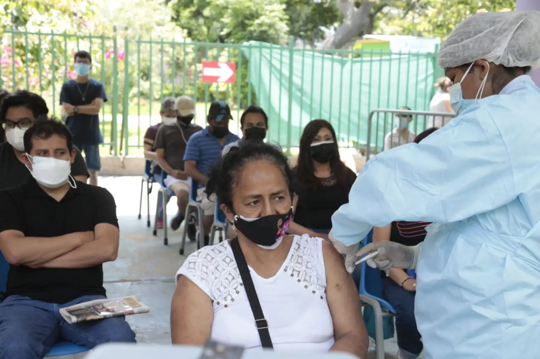 Continúa la vacunación contra la covid-19. Las brigadas de la Diris Lima Centro siguen protegiendo a las personas en Campo de Marte de Jesús María. Foto: Minsa