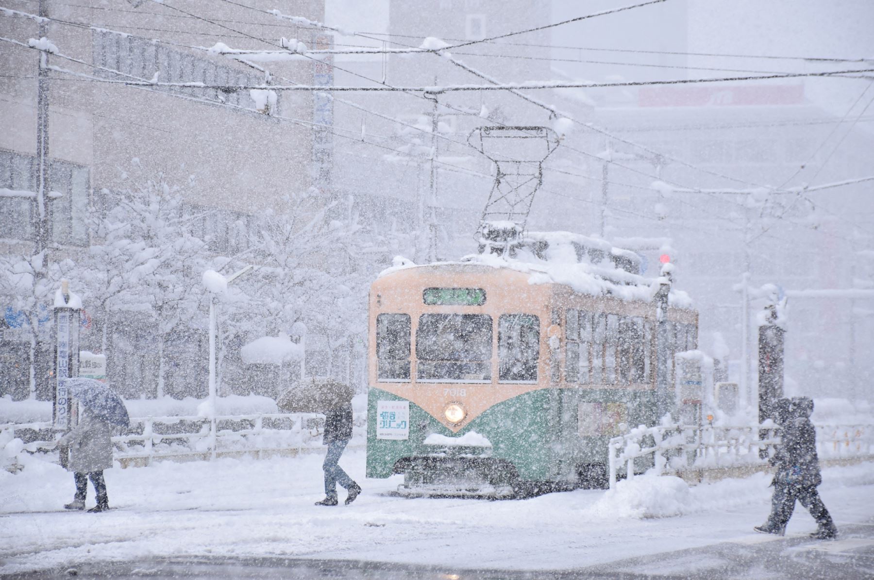 Temporal de nieve deja niveles récord en Japón e interrupciones en transporte