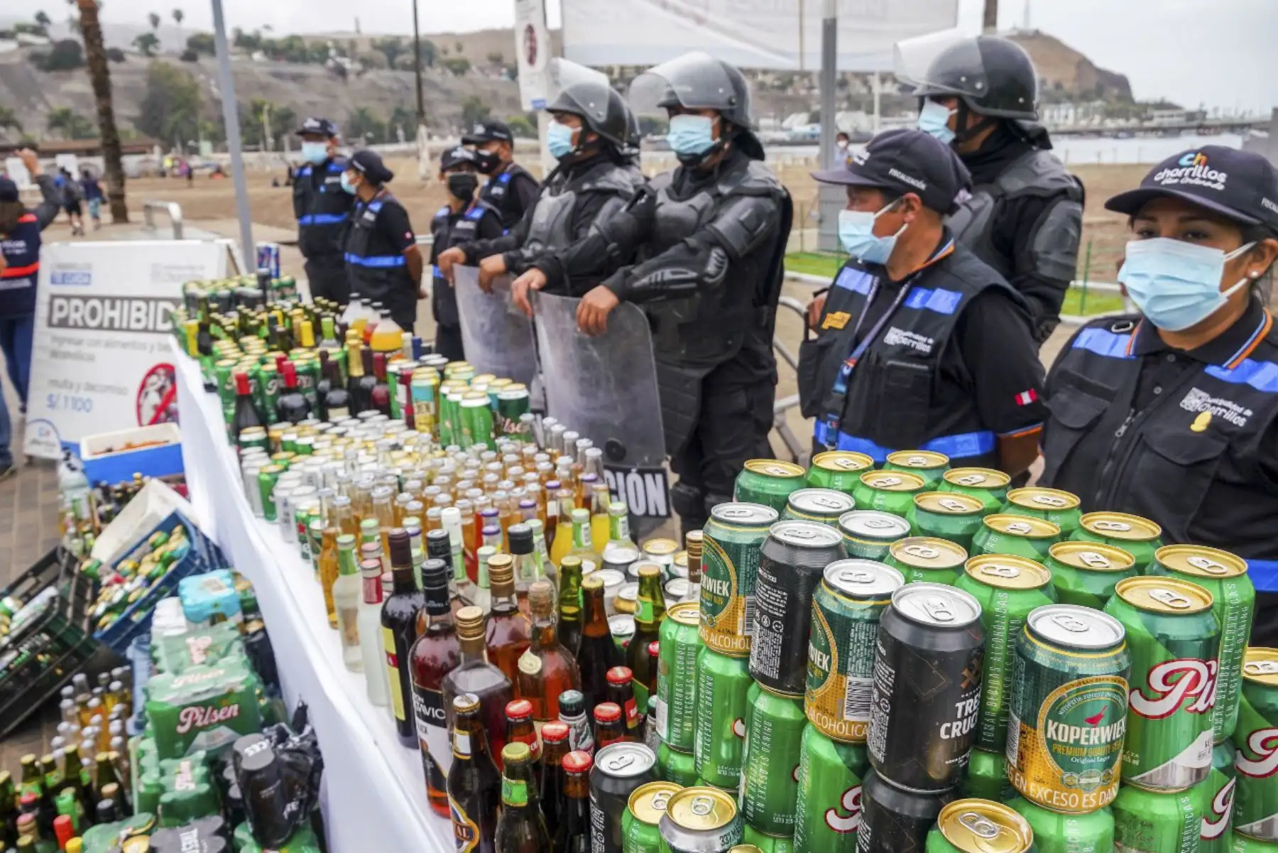 Más de 8,000 botellas de licor incautadas y dos toneladas de basura recogidas es el saldo que dejó la concurrencia de bañistas a la playa Agua Dulce, ayer domingo 26 de diciembre, reportó la Municipalidad de Chorrillos.
Foto: ANDINA/Municipalidad de Chorrillos