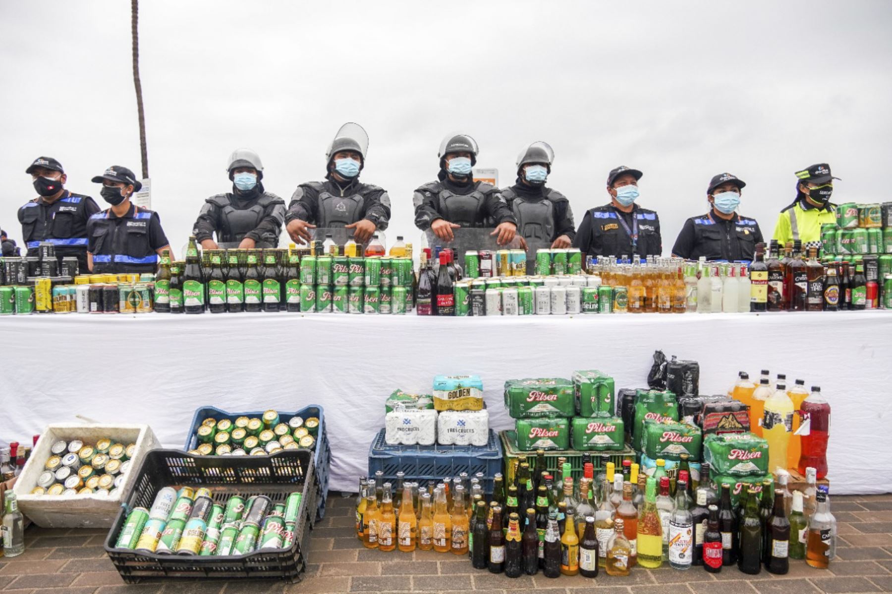 Decomisan más de 8,000 botellas de licor en la playa Agua Dulce. ANDINA/Municipalidad de Chorrillos