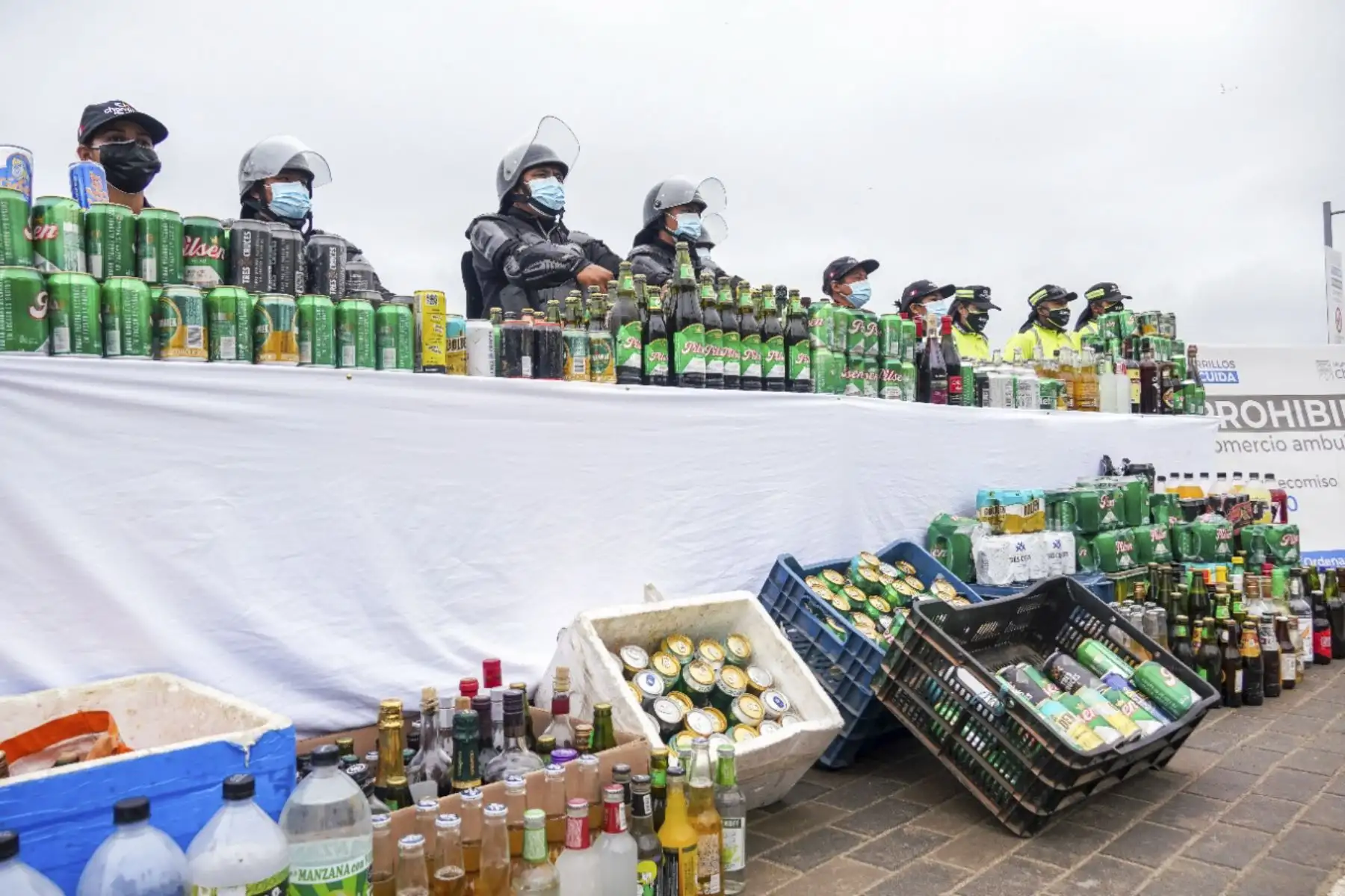 Más de 8,000 botellas de licor incautadas y dos toneladas de basura recogidas es el saldo que dejó la concurrencia de bañistas a la playa Agua Dulce, ayer domingo 26 de diciembre, reportó la Municipalidad de Chorrillos.
Foto: ANDINA/Municipalidad de Chorrillos